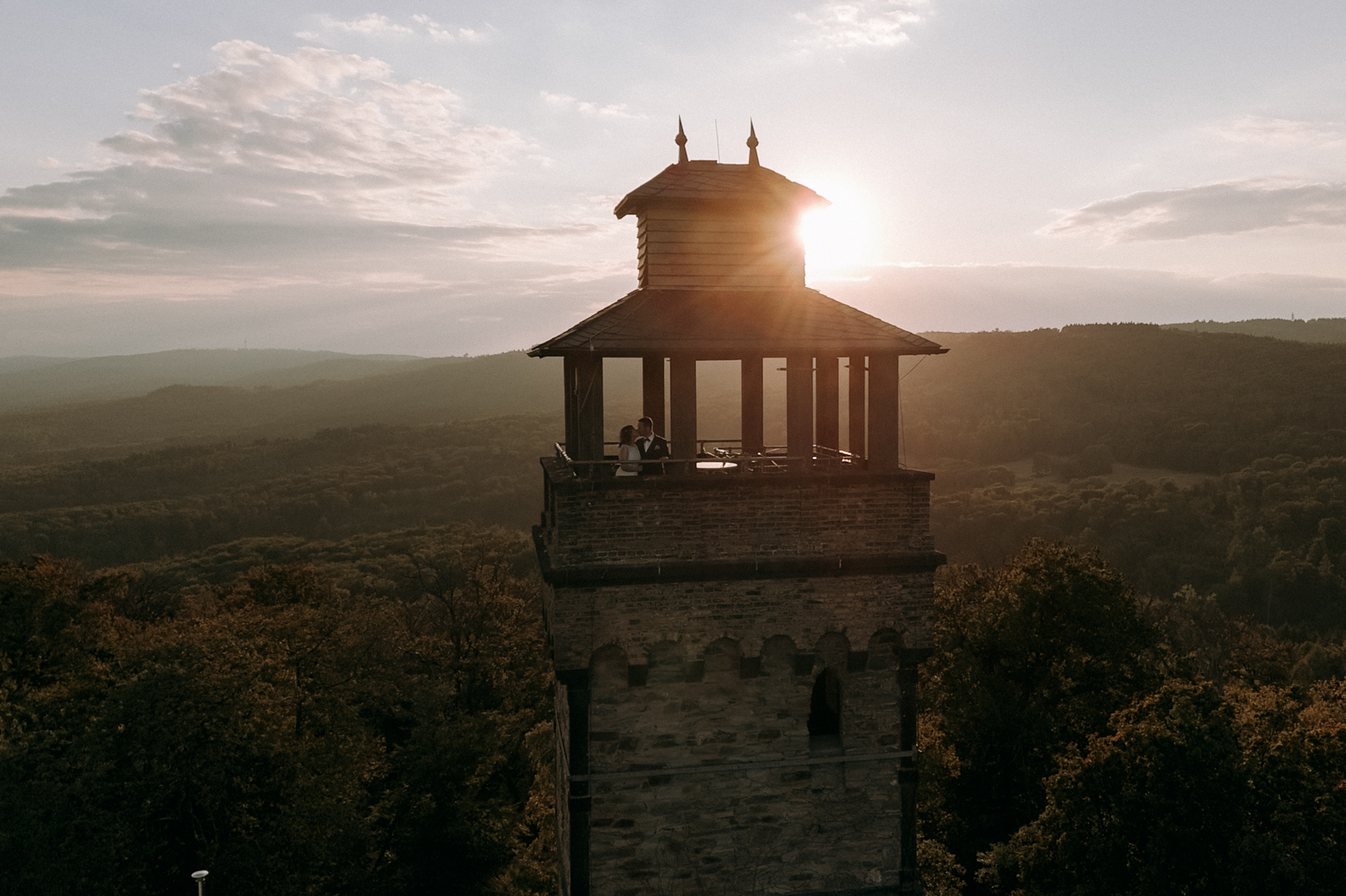 Restaurant Kellerskopf Wiesbaden: Hochzeitslocation im Wald mit Panorama, freier & standesamtlicher Trauung, Terrasse, Live-Cooking & Natur.
