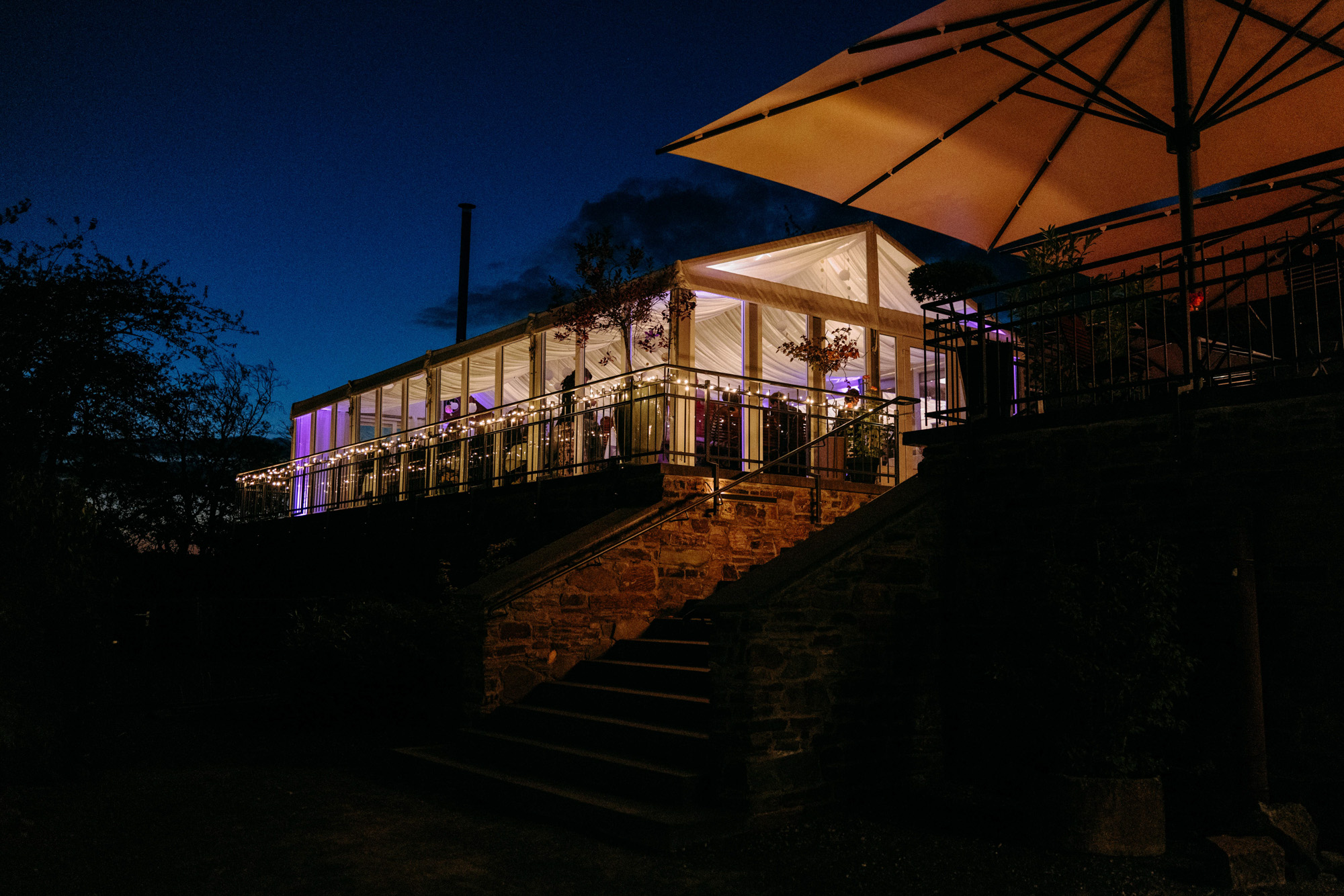 Restaurant Kellerskopf Wiesbaden: Hochzeitslocation im Wald mit Panorama, freier & standesamtlicher Trauung, Terrasse, Live-Cooking & Natur.