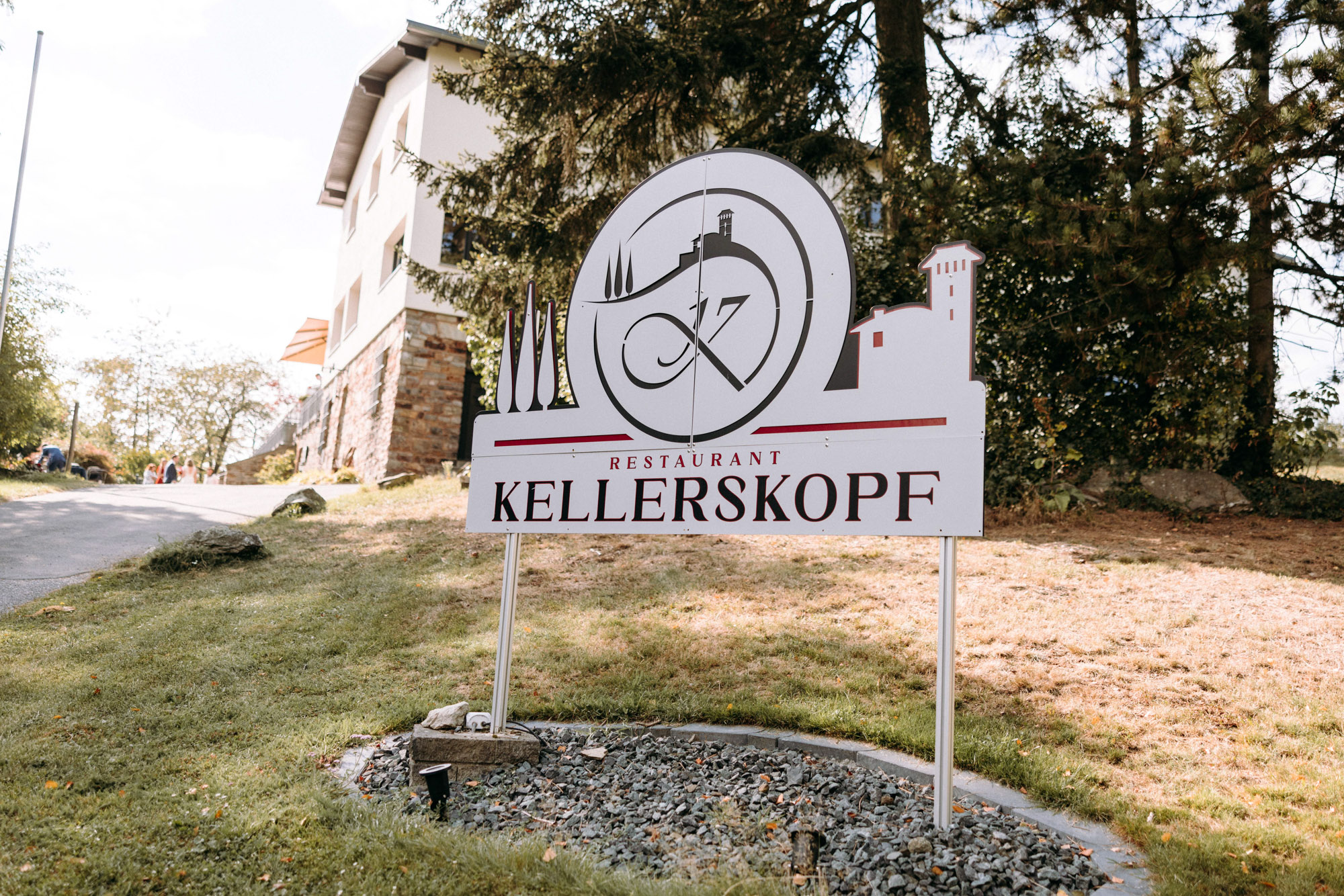 Restaurant Kellerskopf Wiesbaden: Hochzeitslocation im Wald mit Panorama, freier & standesamtlicher Trauung, Terrasse, Live-Cooking & Natur.