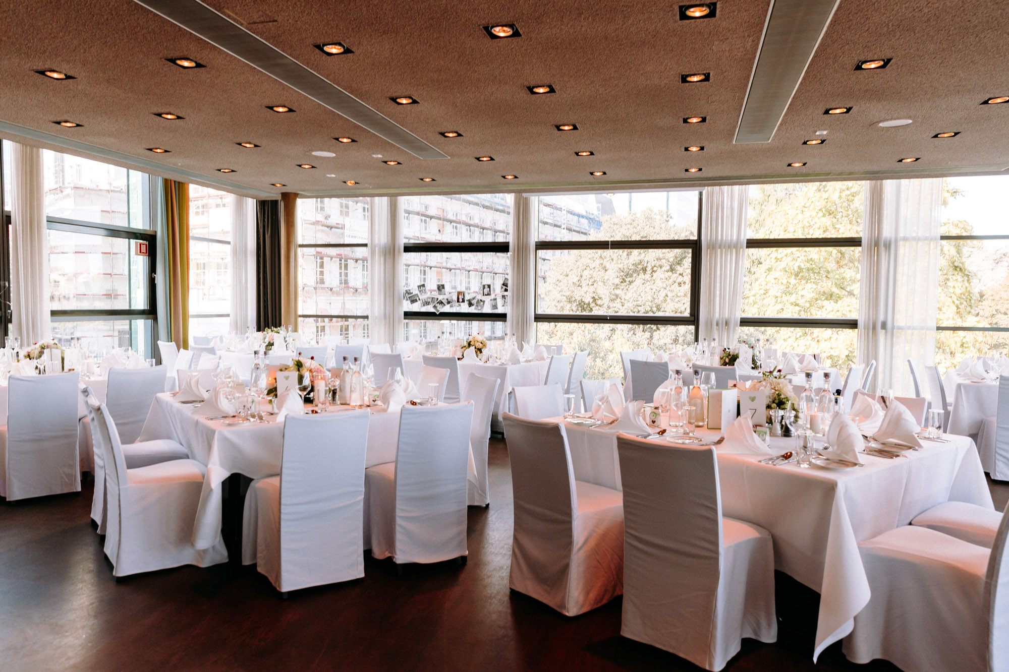 Das Mainnizza Frankfurt ist eine stilvolle Hochzeitslocation direkt am Mainufer – urban, elegant und flexibel für Feiern mit Skylineblick.