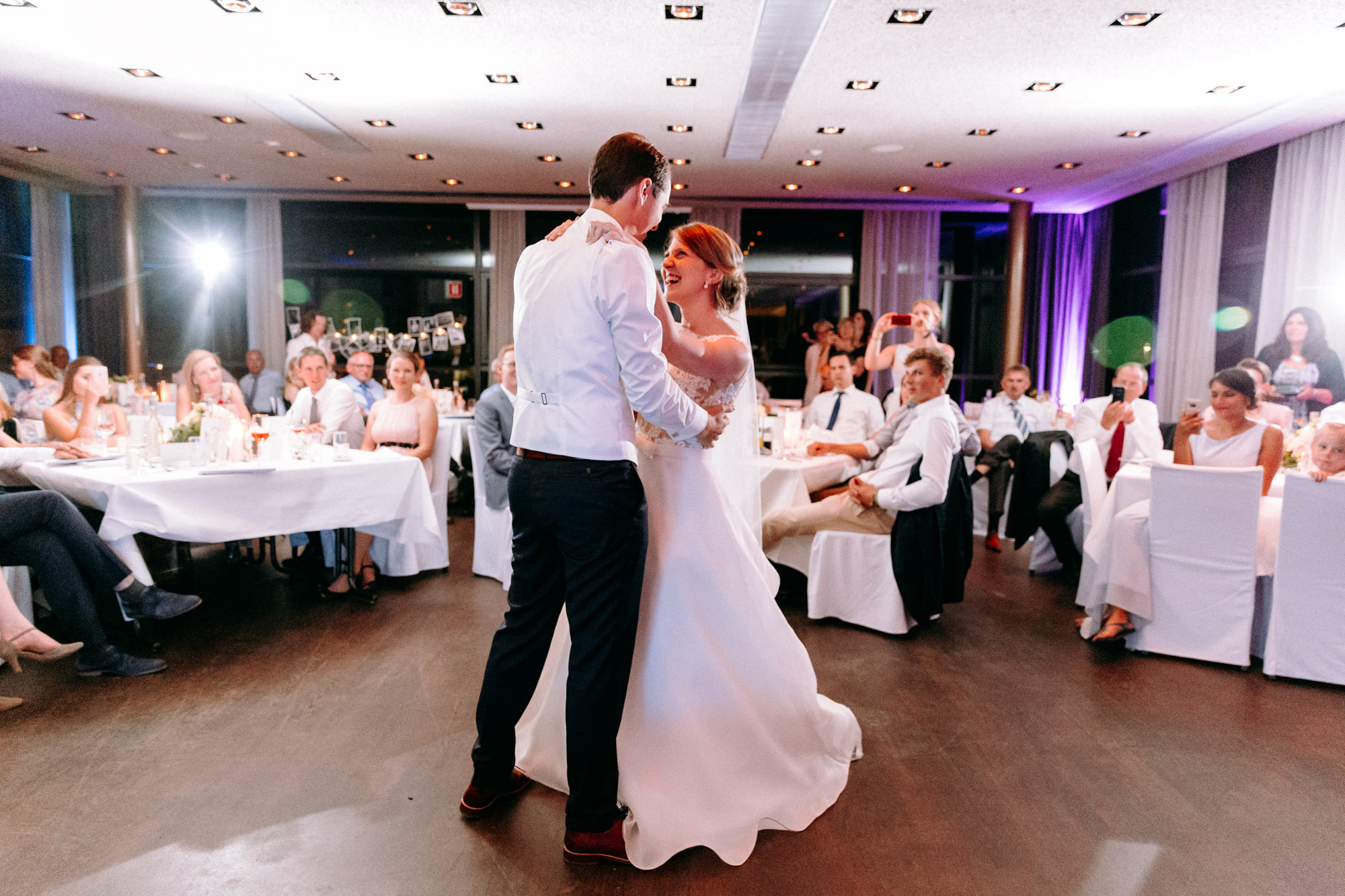 Das Mainnizza Frankfurt ist eine stilvolle Hochzeitslocation direkt am Mainufer – urban, elegant und flexibel für Feiern mit Skylineblick.