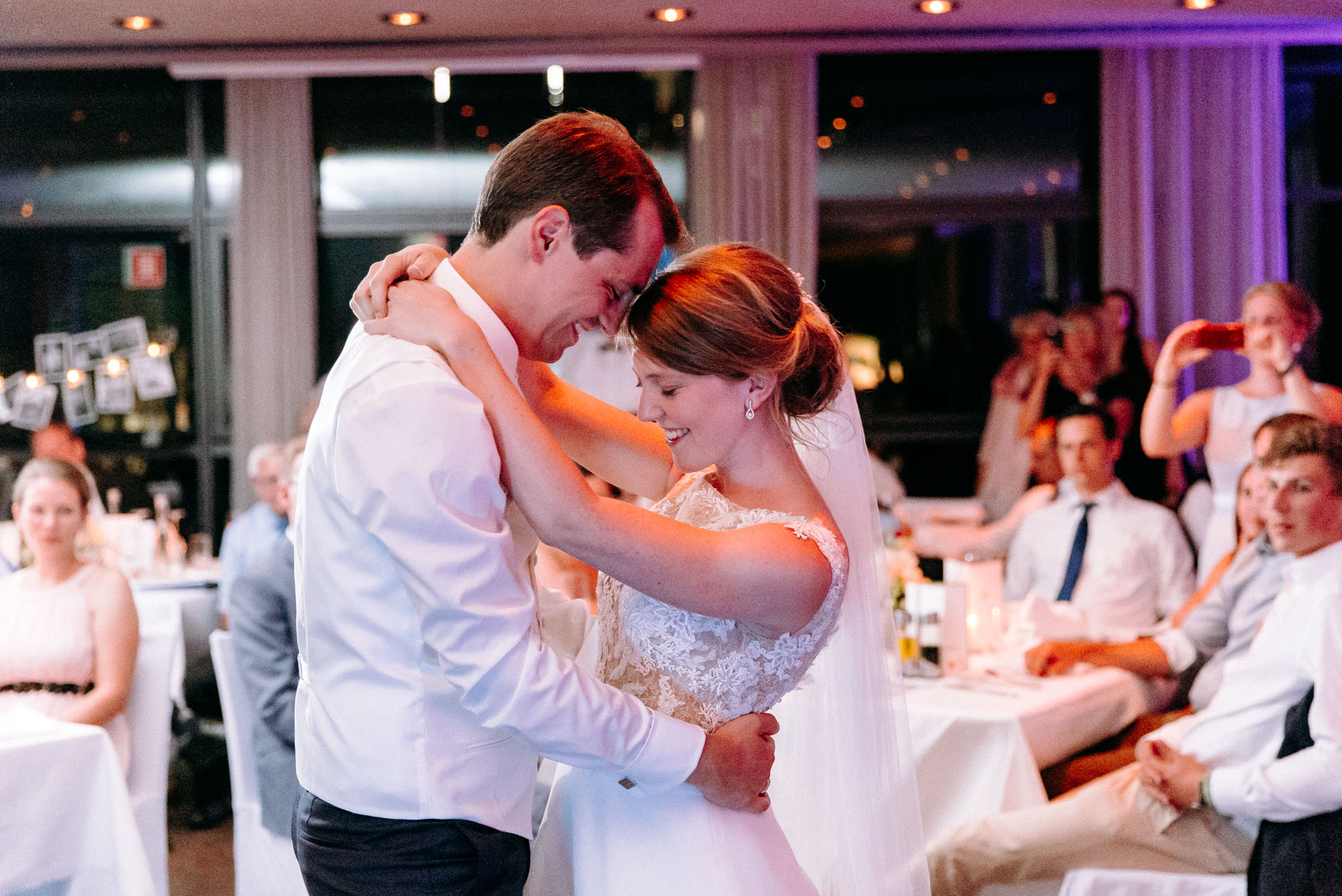 Das Mainnizza Frankfurt ist eine stilvolle Hochzeitslocation direkt am Mainufer – urban, elegant und flexibel für Feiern mit Skylineblick.