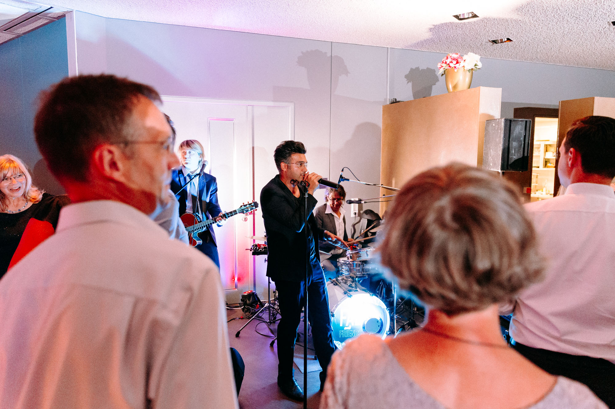 Das Mainnizza Frankfurt ist eine stilvolle Hochzeitslocation direkt am Mainufer – urban, elegant und flexibel für Feiern mit Skylineblick.