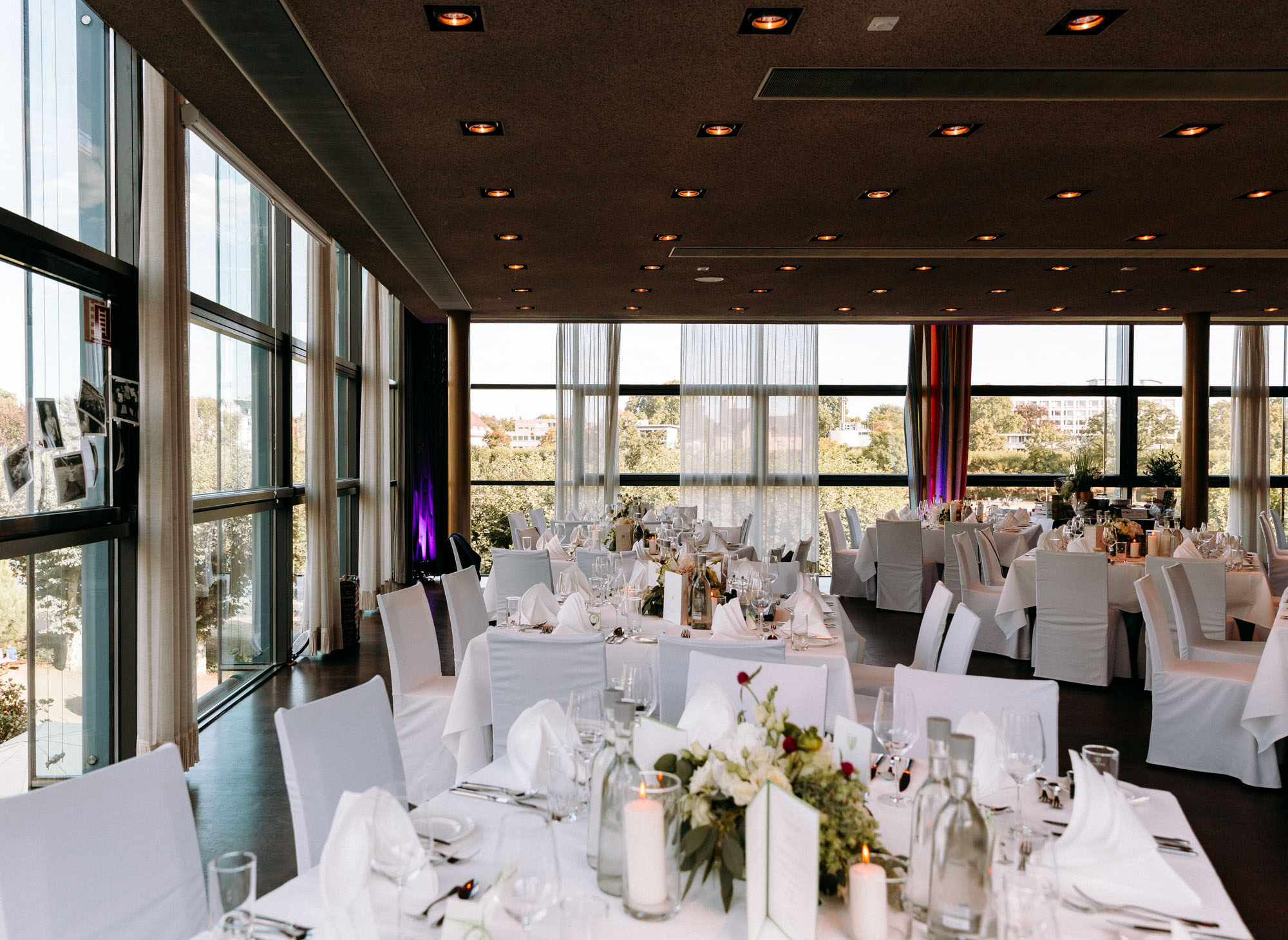 Das Mainnizza Frankfurt ist eine stilvolle Hochzeitslocation direkt am Mainufer – urban, elegant und flexibel für Feiern mit Skylineblick.