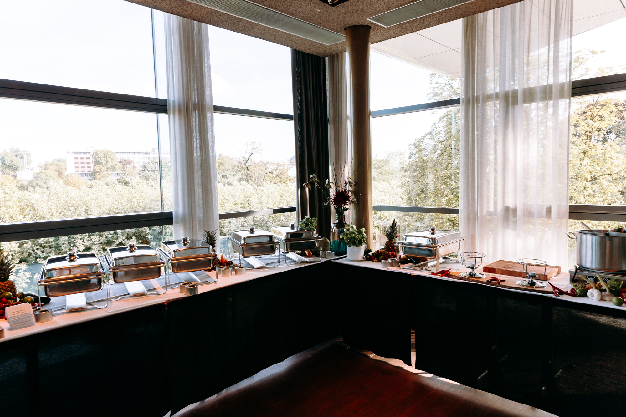 Das Mainnizza Frankfurt ist eine stilvolle Hochzeitslocation direkt am Mainufer – urban, elegant und flexibel für Feiern mit Skylineblick.