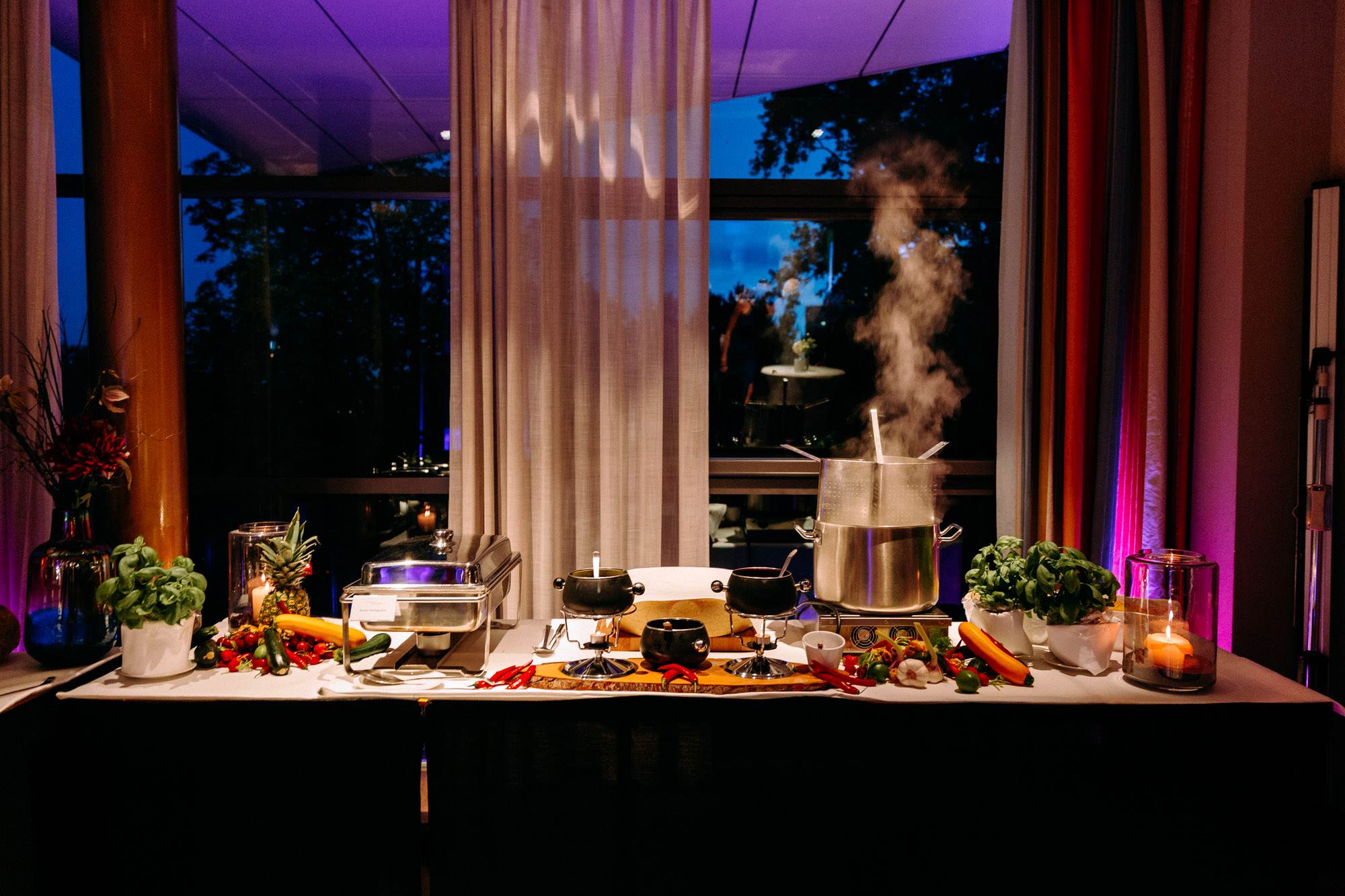 Das Mainnizza Frankfurt ist eine stilvolle Hochzeitslocation direkt am Mainufer – urban, elegant und flexibel für Feiern mit Skylineblick.