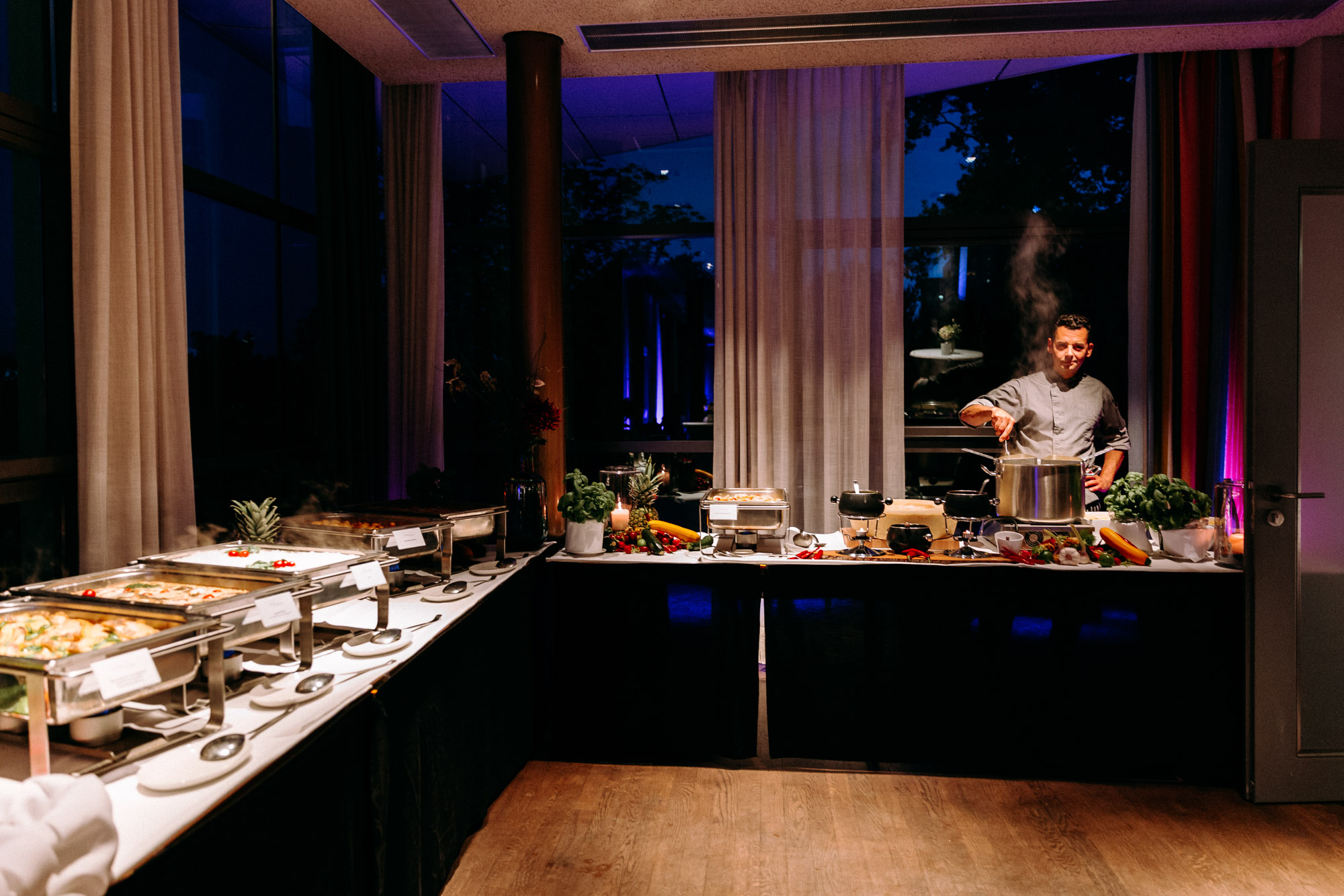 Das Mainnizza Frankfurt ist eine stilvolle Hochzeitslocation direkt am Mainufer – urban, elegant und flexibel für Feiern mit Skylineblick.