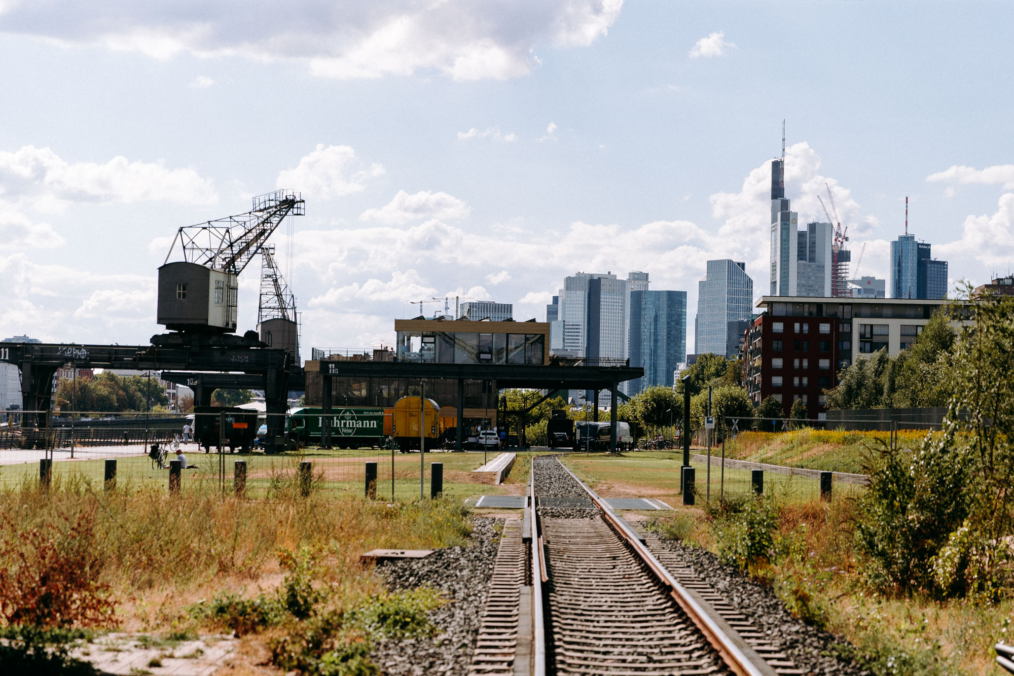 Das OOSTEN Frankfurt ist eine exklusive Hochzeitslocation am Mainufer – mit Sommergarten, Rooftop-Bar, Skylineblick & mediterraner Küche.
