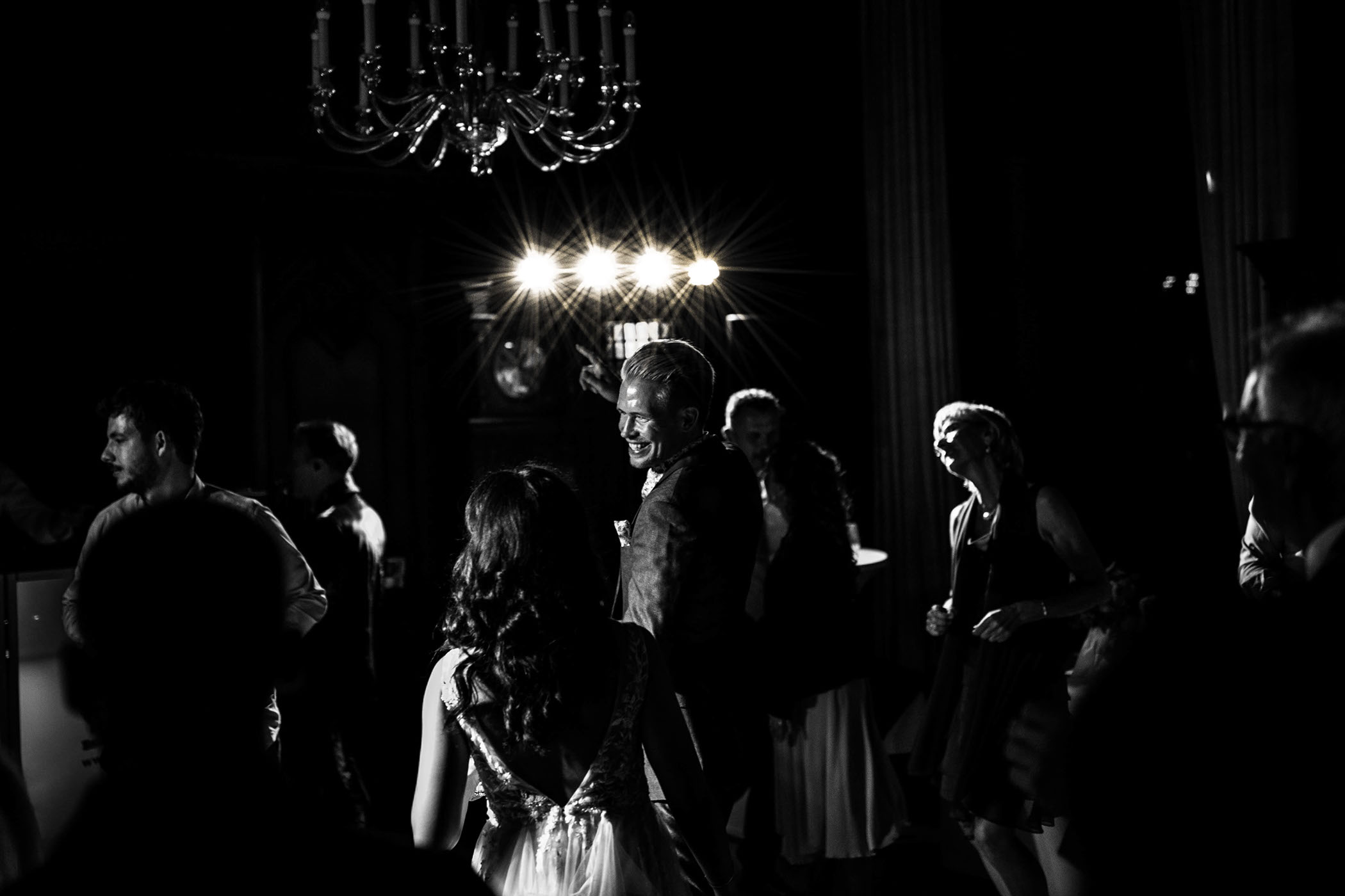 Die Braut tanzt mit den Hochzeitsgästen auf der abendlichen Feier.