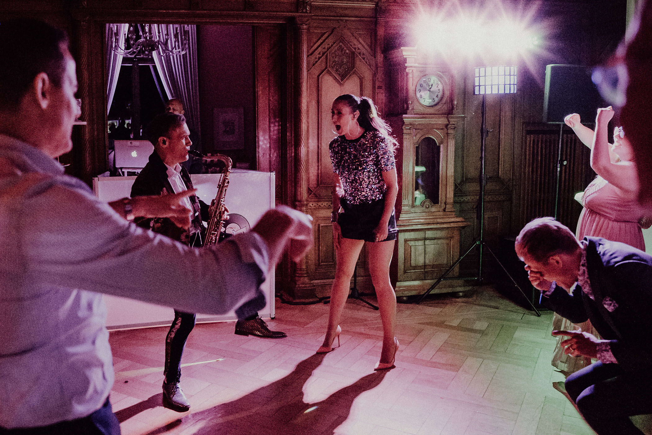 Die Braut tanzt mit den Hochzeitsgästen auf der abendlichen Feier.