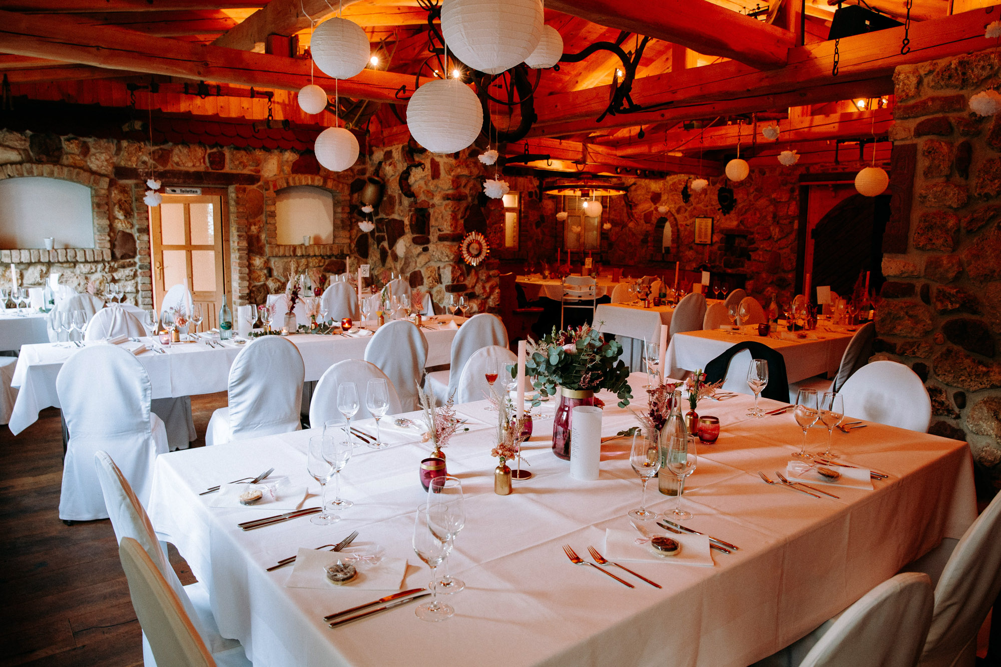 Naturnah, entspannt und voller Charme: Das Weingut Weidenmühle ist eine romantische Hochzeitslocation im Rhein-Main-Gebiet mit viel Freiraum.