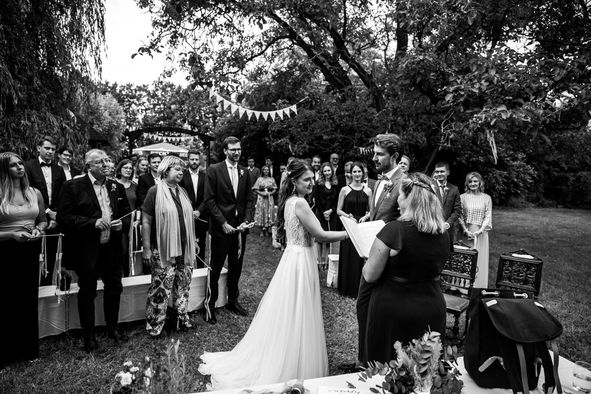 Naturnah, entspannt und voller Charme: Das Weingut Weidenmühle ist eine romantische Hochzeitslocation im Rhein-Main-Gebiet mit viel Freiraum.