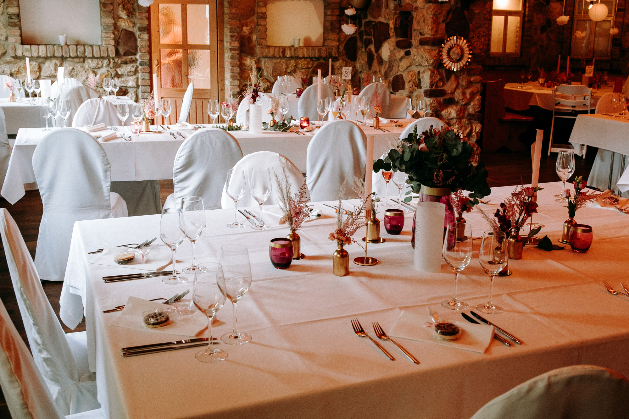 Naturnah, entspannt und voller Charme: Das Weingut Weidenmühle ist eine romantische Hochzeitslocation im Rhein-Main-Gebiet mit viel Freiraum.