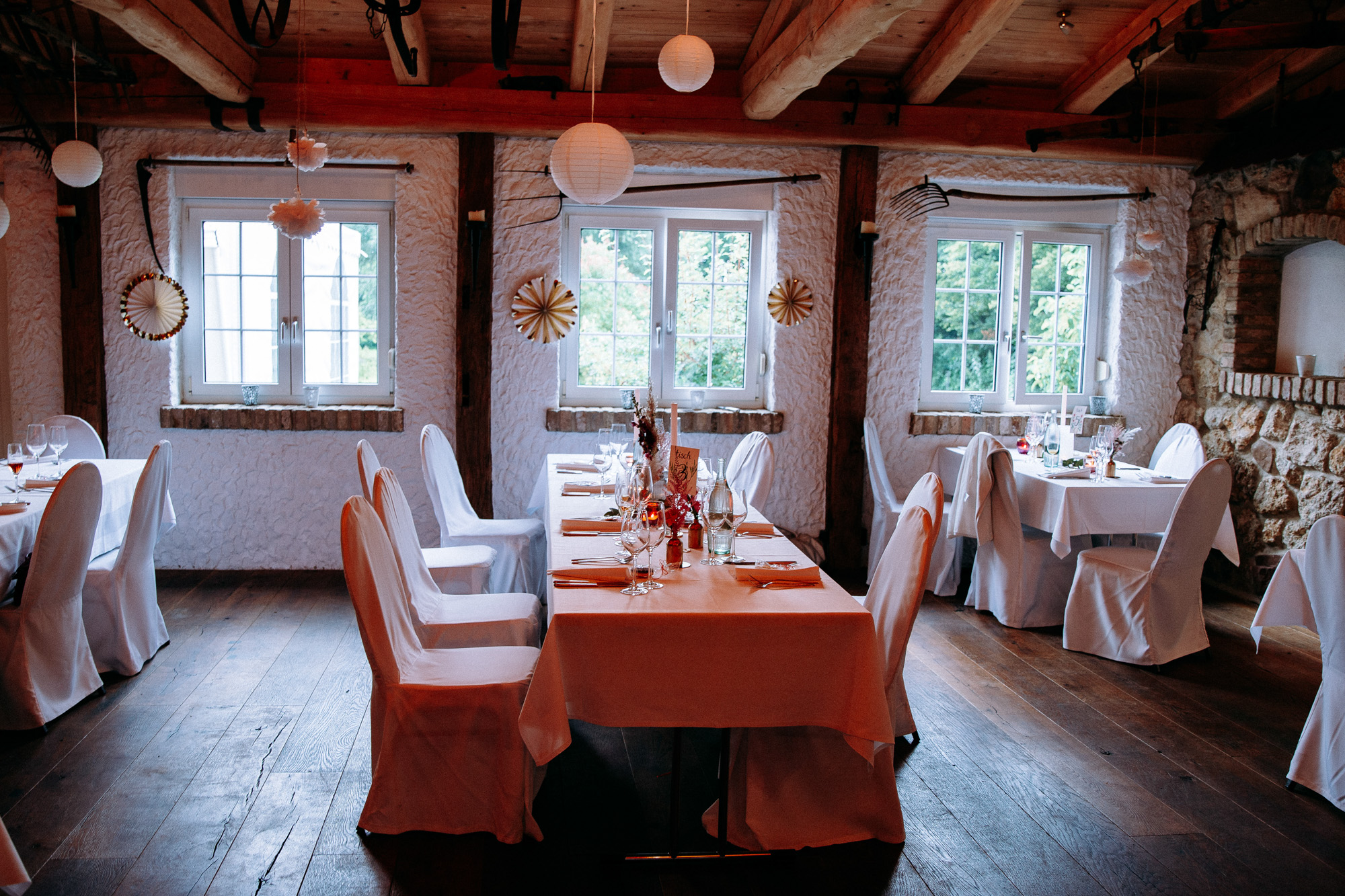 Naturnah, entspannt und voller Charme: Das Weingut Weidenmühle ist eine romantische Hochzeitslocation im Rhein-Main-Gebiet mit viel Freiraum.