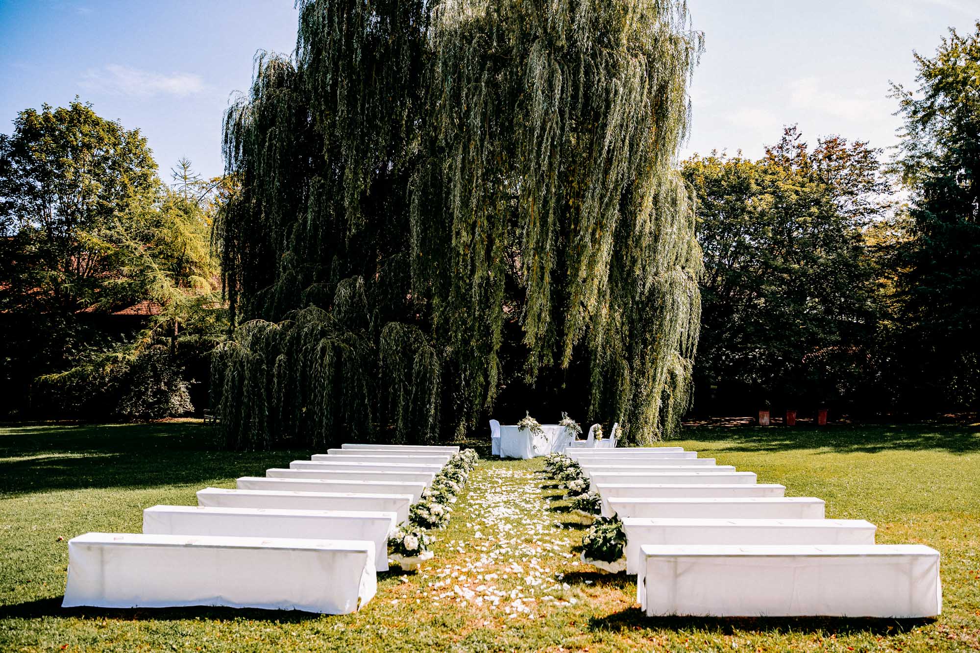 Das Gut Hünersdorff bei Wörth am Main ist eine exklusive Hochzeitslocation mit historischem Vierseithof, Park & Scheunen – ohne Sperrstunde.