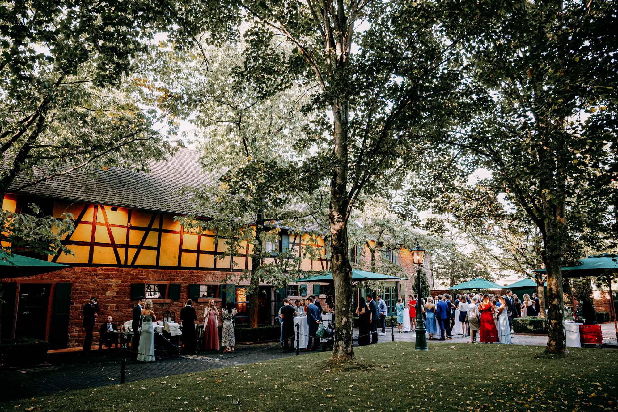 Das Gut Hünersdorff bei Wörth am Main ist eine exklusive Hochzeitslocation mit historischem Vierseithof, Park & Scheunen – ohne Sperrstunde.