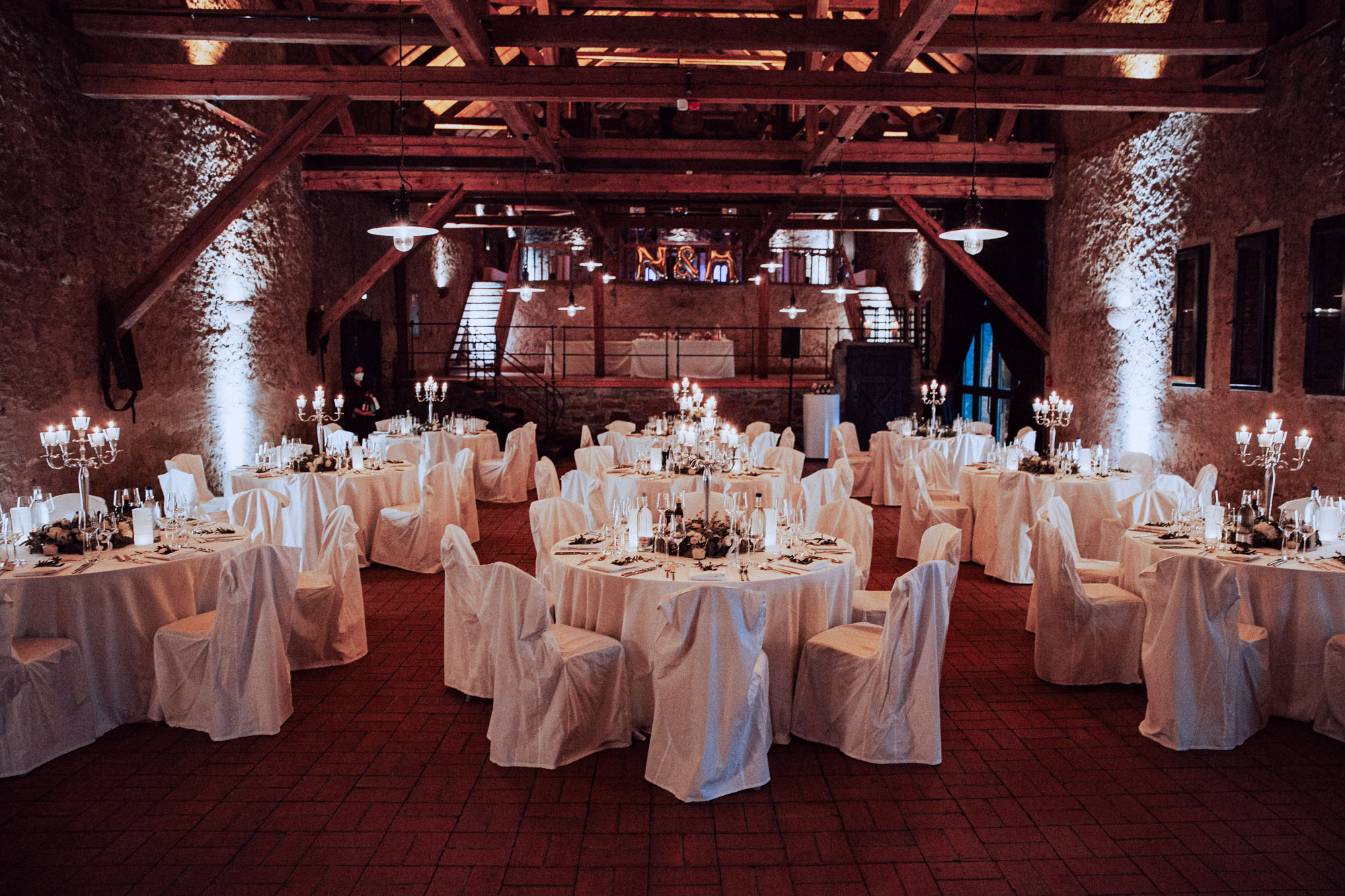 Das Gut Hünersdorff bei Wörth am Main ist eine exklusive Hochzeitslocation mit historischem Vierseithof, Park & Scheunen – ohne Sperrstunde.