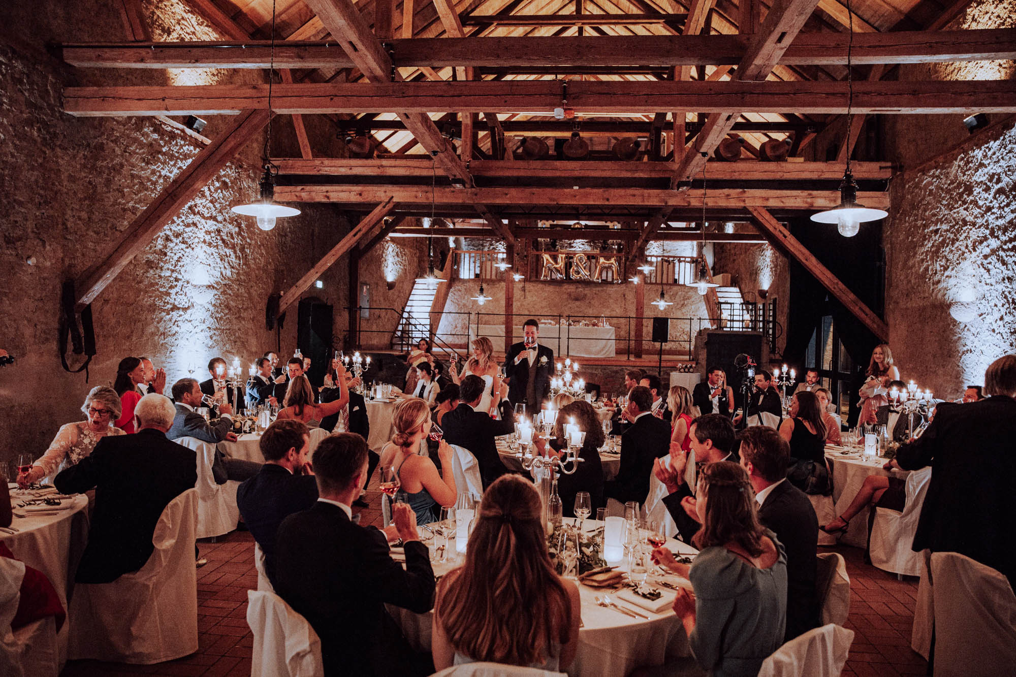 Das Gut Hünersdorff bei Wörth am Main ist eine exklusive Hochzeitslocation mit historischem Vierseithof, Park & Scheunen – ohne Sperrstunde.