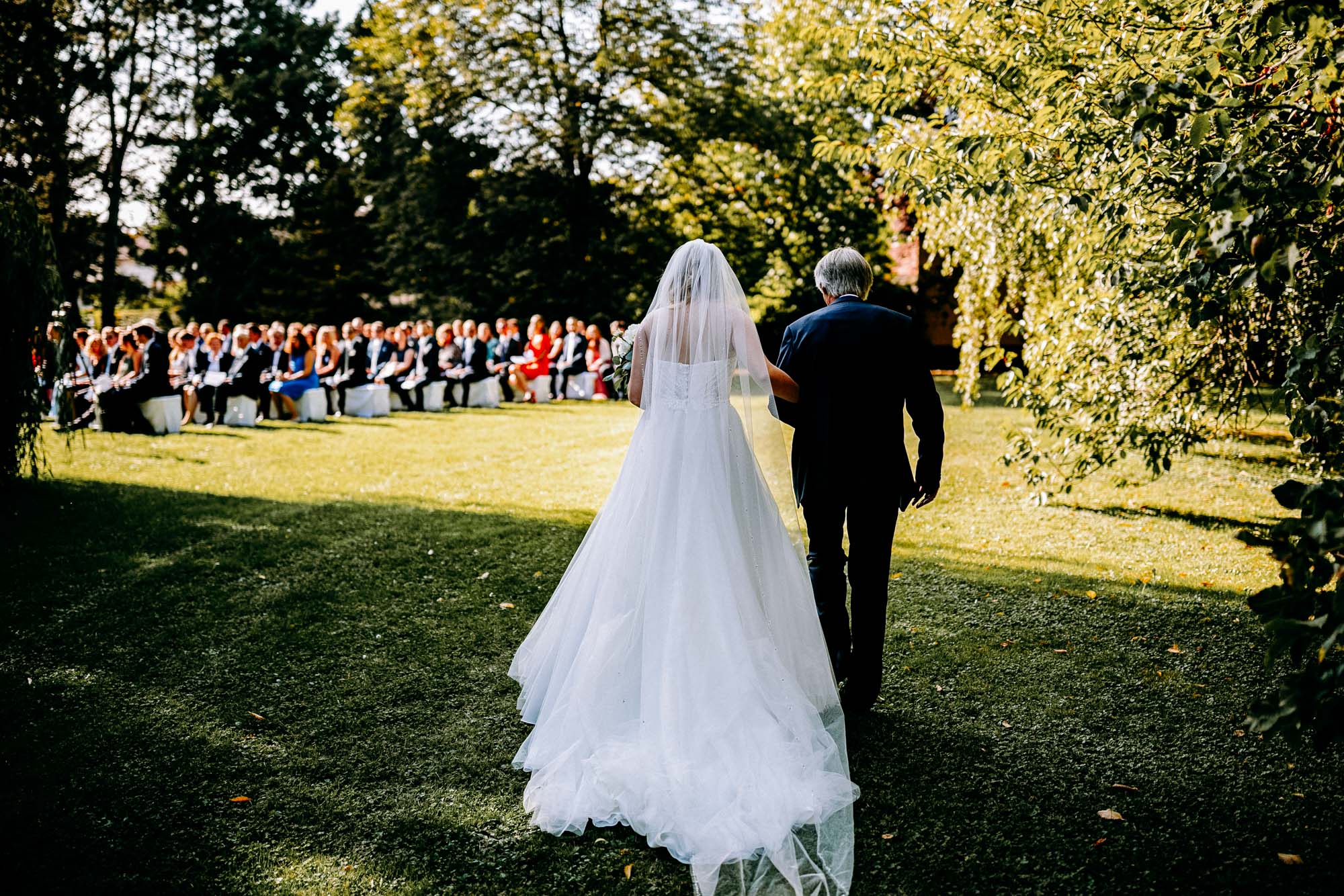 Das Gut Hünersdorff bei Wörth am Main ist eine exklusive Hochzeitslocation mit historischem Vierseithof, Park & Scheunen – ohne Sperrstunde.