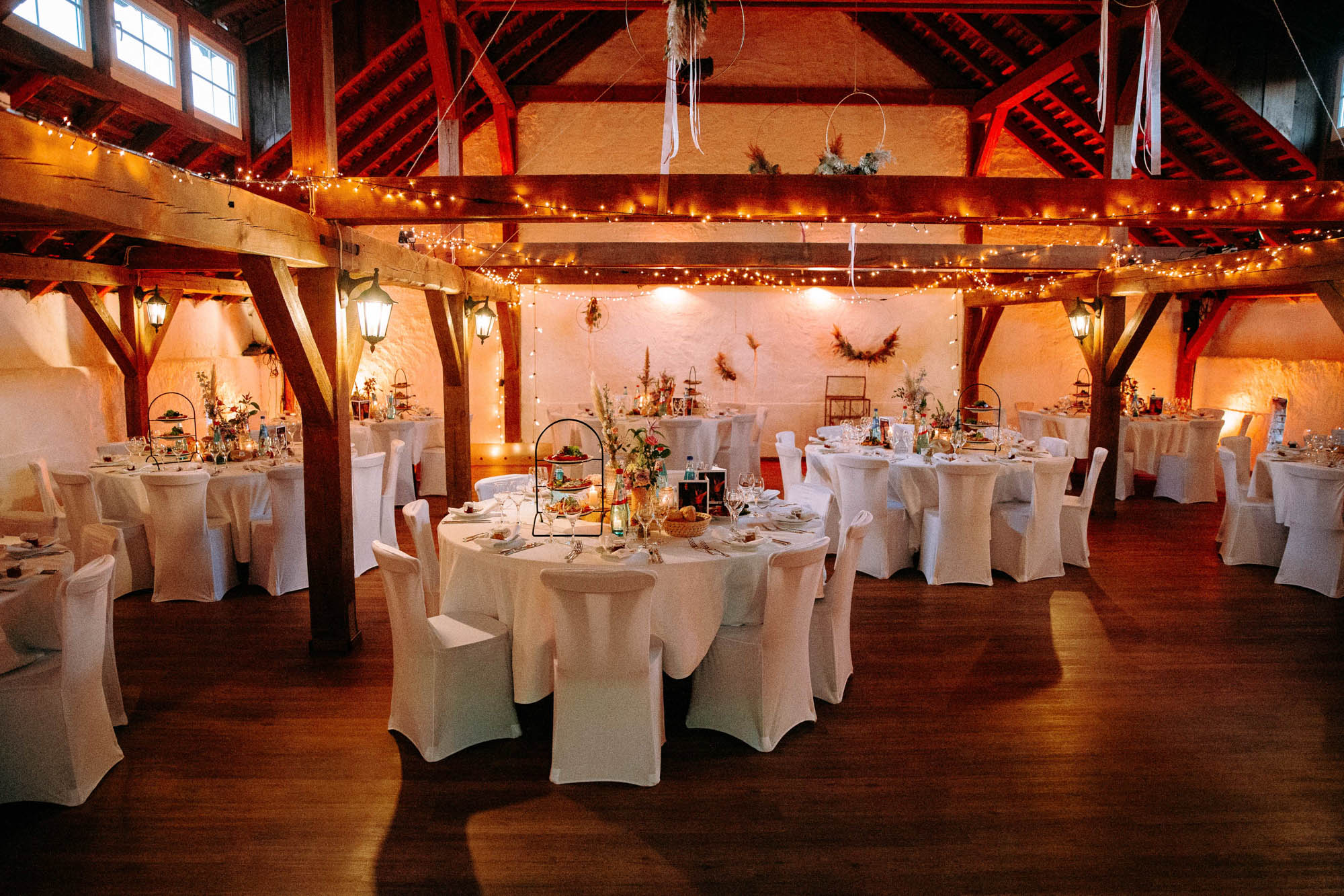 Der Kinzigheimer Hof bei Hanau ist eine naturnahe Hochzeitslocation mit historischer Tenne, Innenhof & großem Garten – individuell & entspannt.