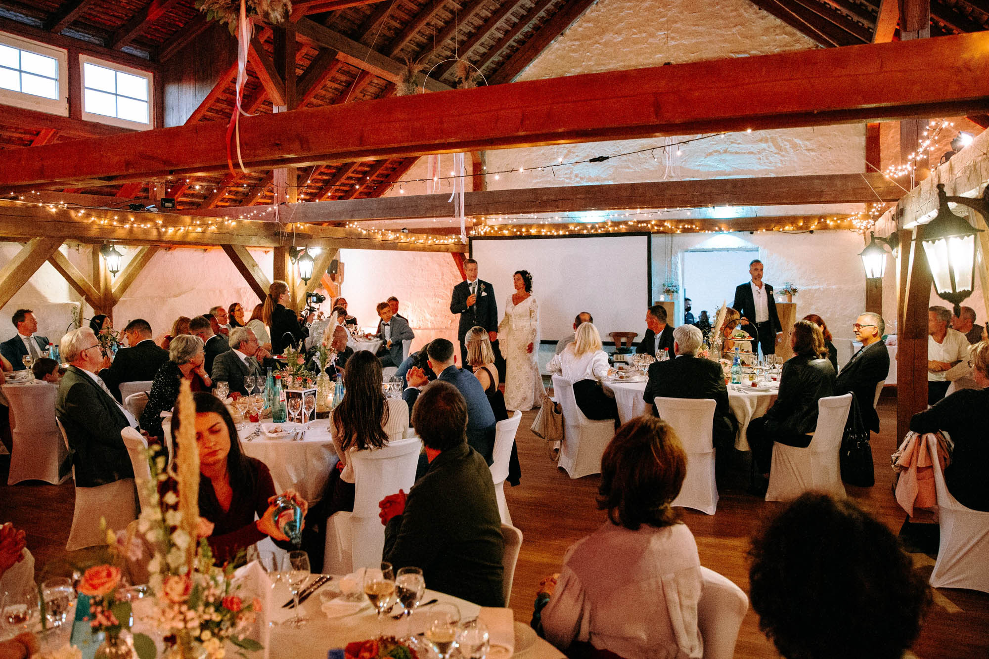 Der Kinzigheimer Hof bei Hanau ist eine naturnahe Hochzeitslocation mit historischer Tenne, Innenhof & großem Garten – individuell & entspannt.