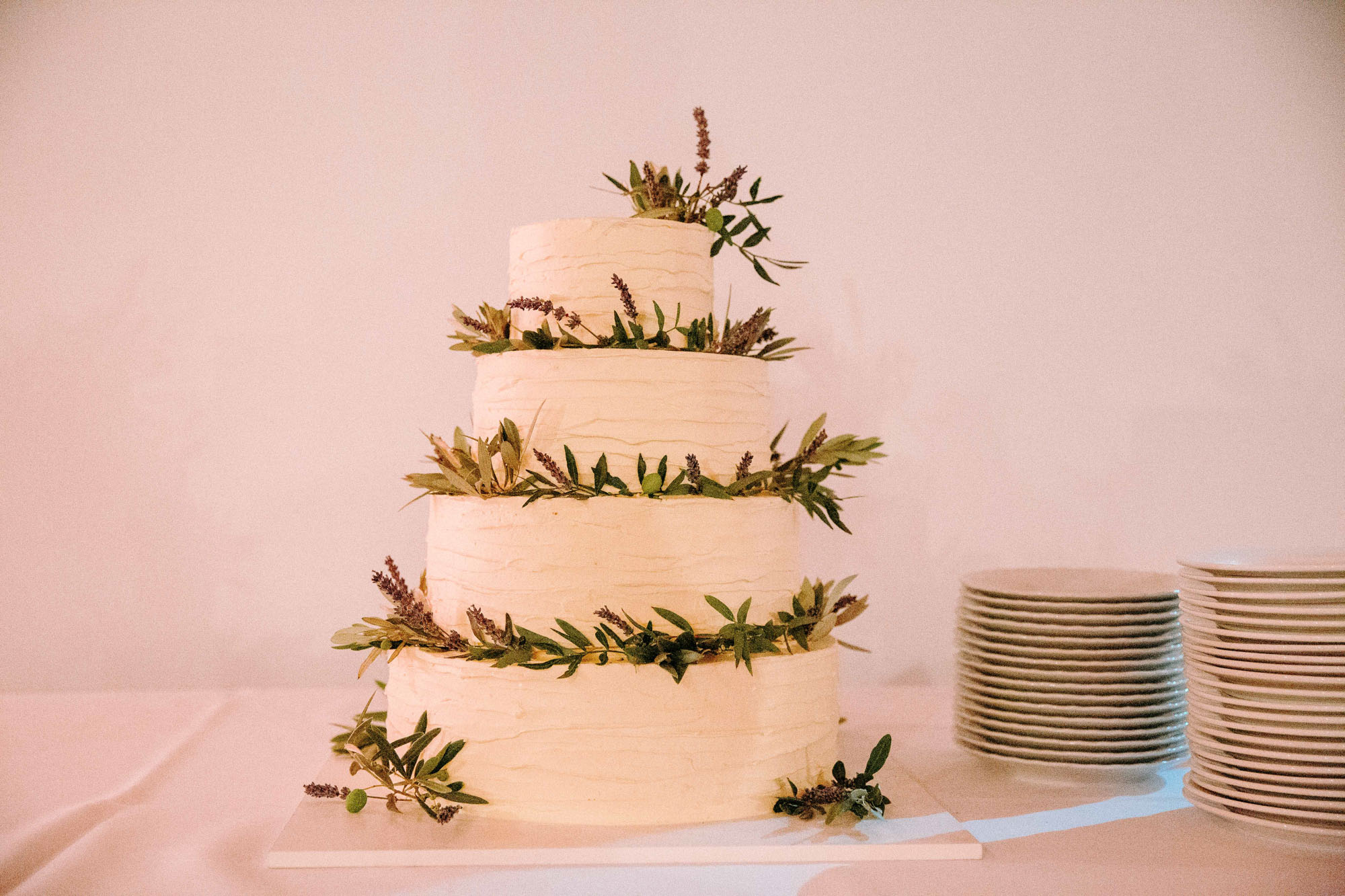 Der Kinzigheimer Hof bei Hanau ist eine naturnahe Hochzeitslocation mit historischer Tenne, Innenhof & großem Garten – individuell & entspannt.