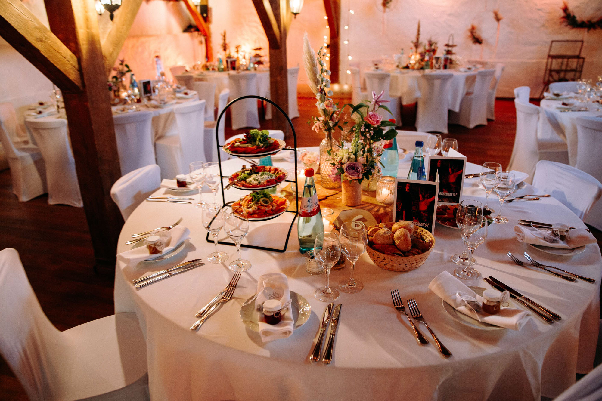 Der Kinzigheimer Hof bei Hanau ist eine naturnahe Hochzeitslocation mit historischer Tenne, Innenhof & großem Garten – individuell & entspannt.