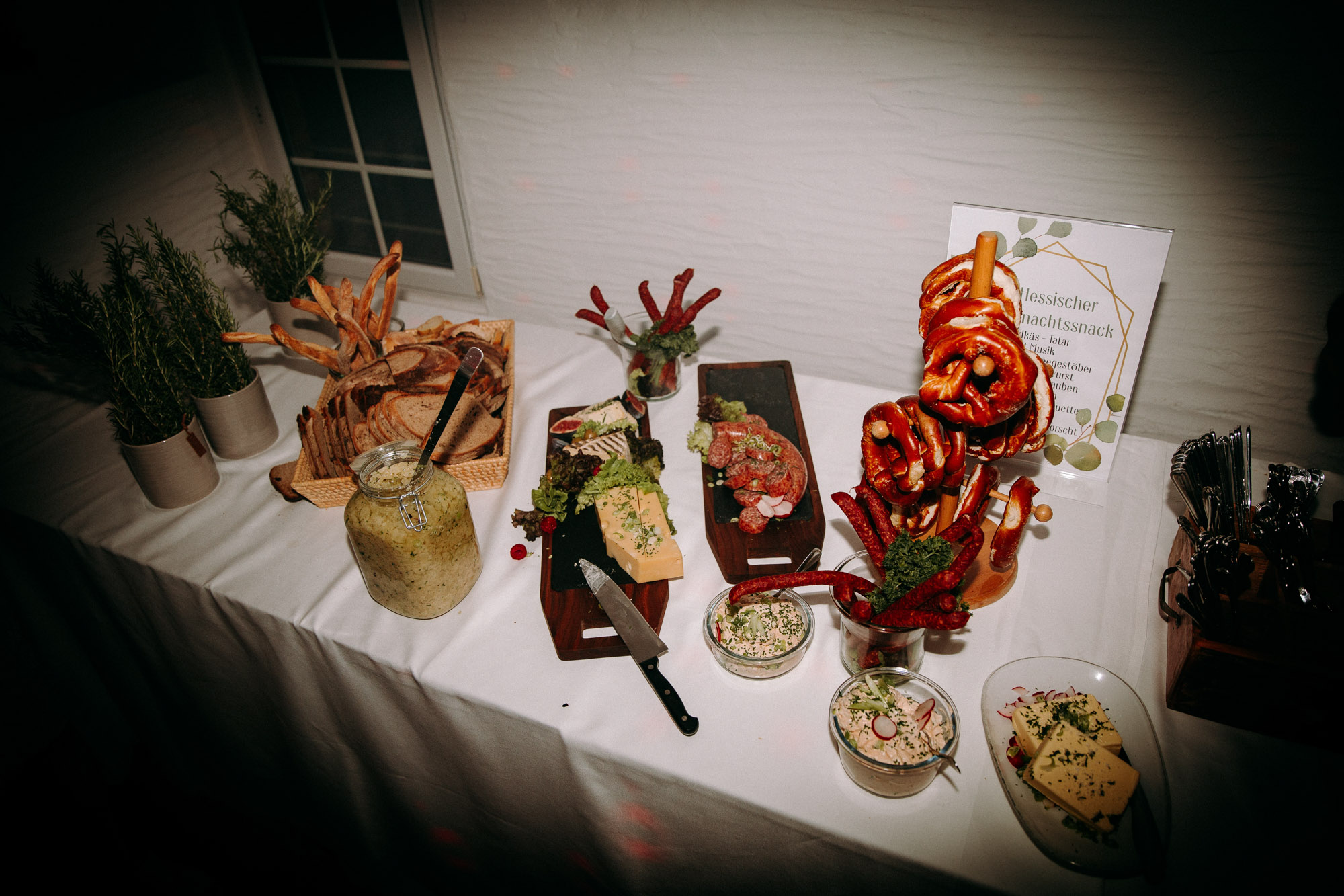 Der Kinzigheimer Hof bei Hanau ist eine naturnahe Hochzeitslocation mit historischer Tenne, Innenhof & großem Garten – individuell & entspannt.