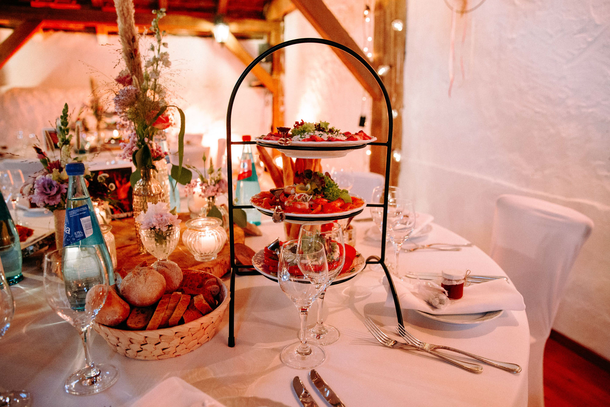 Der Kinzigheimer Hof bei Hanau ist eine naturnahe Hochzeitslocation mit historischer Tenne, Innenhof & großem Garten – individuell & entspannt.