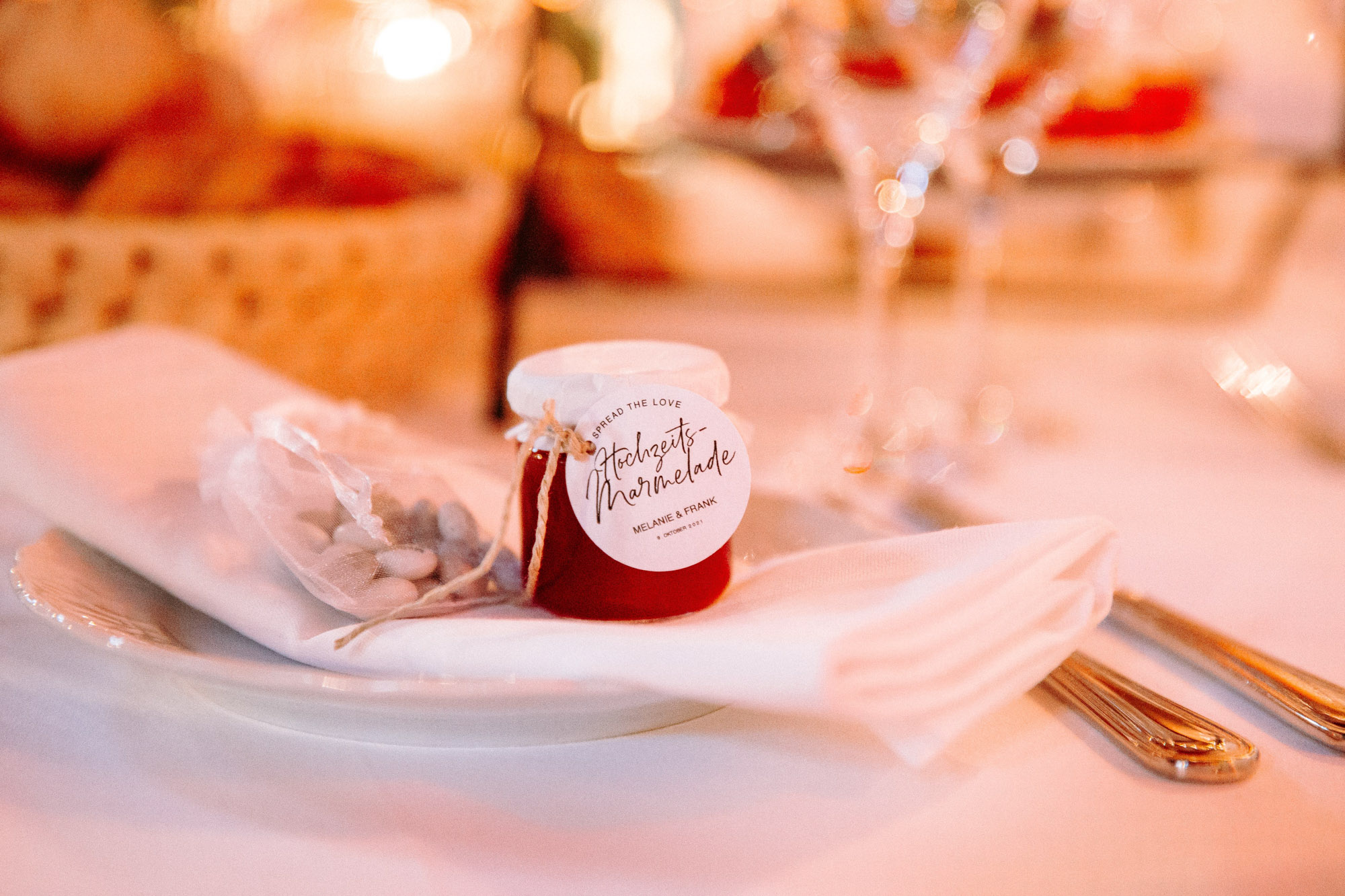 Der Kinzigheimer Hof bei Hanau ist eine naturnahe Hochzeitslocation mit historischer Tenne, Innenhof & großem Garten – individuell & entspannt.