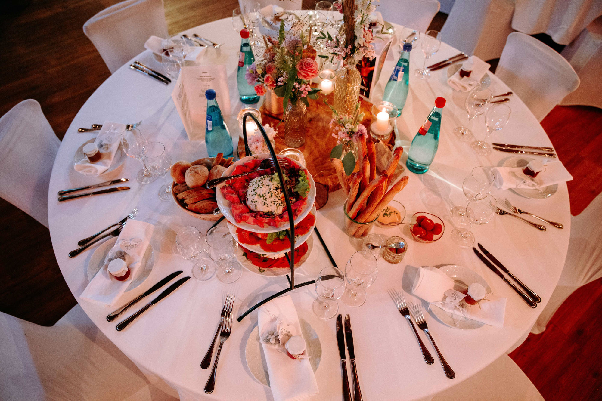 Der Kinzigheimer Hof bei Hanau ist eine naturnahe Hochzeitslocation mit historischer Tenne, Innenhof & großem Garten – individuell & entspannt.