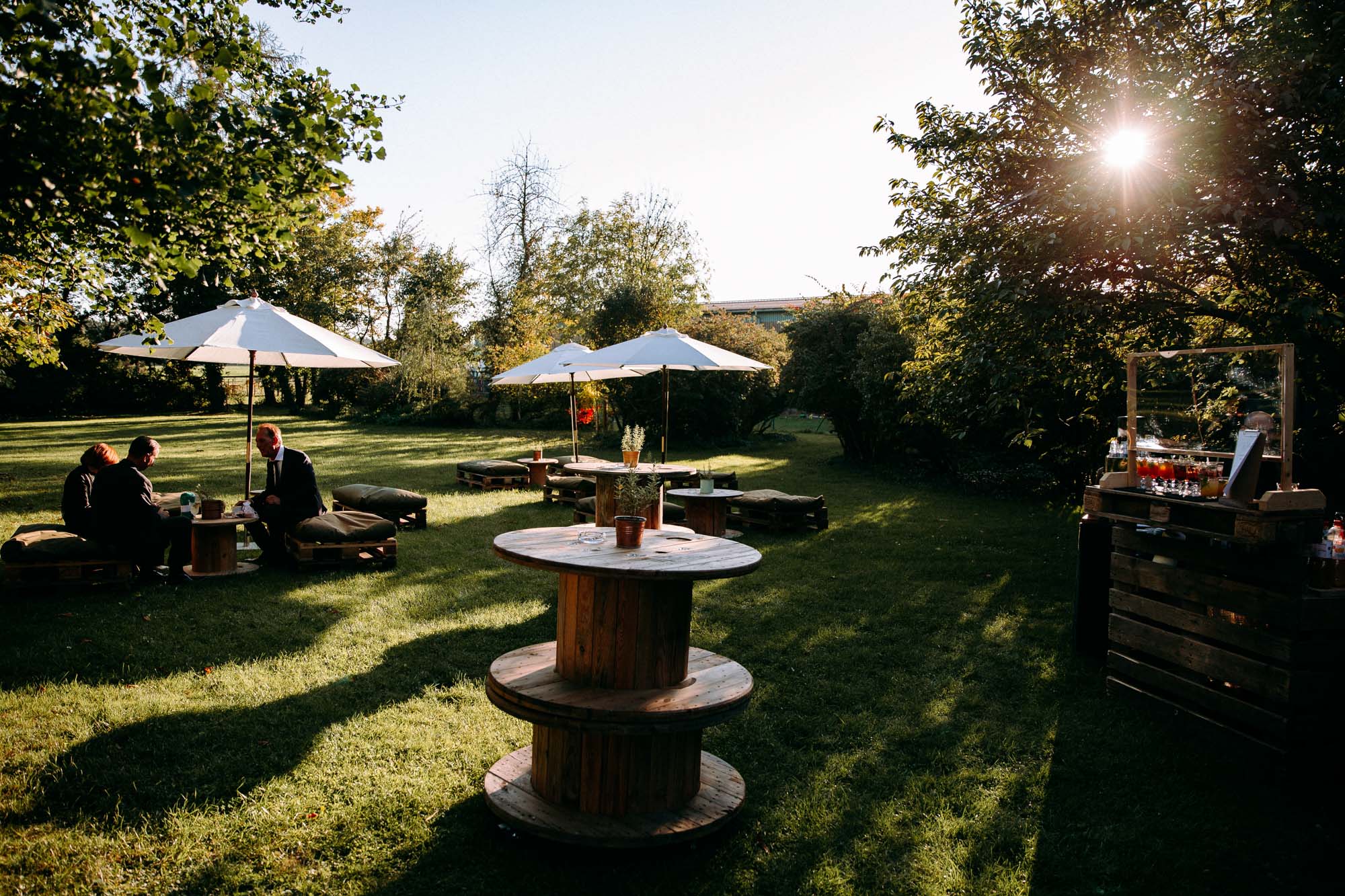 Der Kinzigheimer Hof bei Hanau ist eine naturnahe Hochzeitslocation mit historischer Tenne, Innenhof & großem Garten – individuell & entspannt.