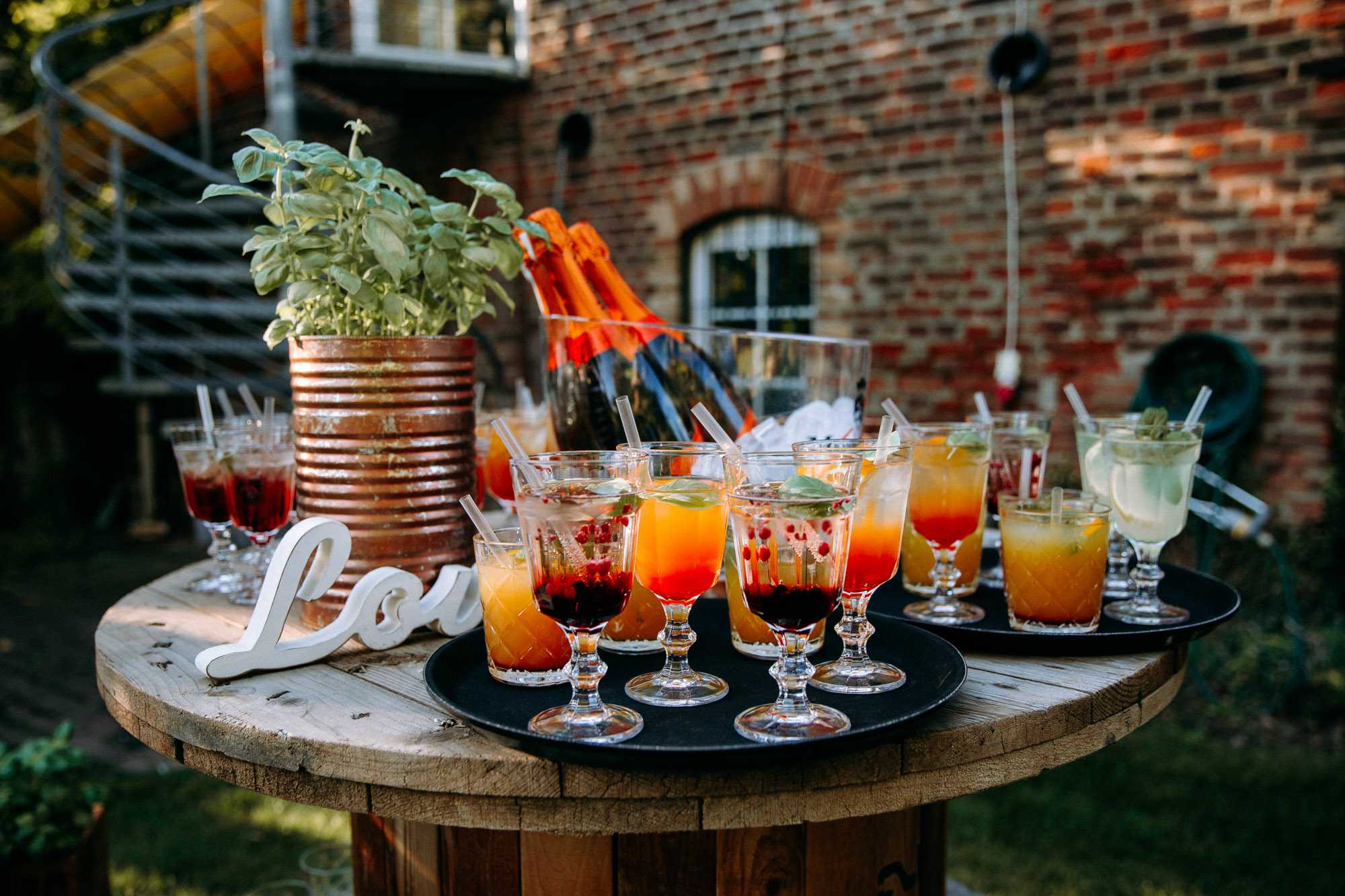 Der Kinzigheimer Hof bei Hanau ist eine naturnahe Hochzeitslocation mit historischer Tenne, Innenhof & großem Garten – individuell & entspannt.