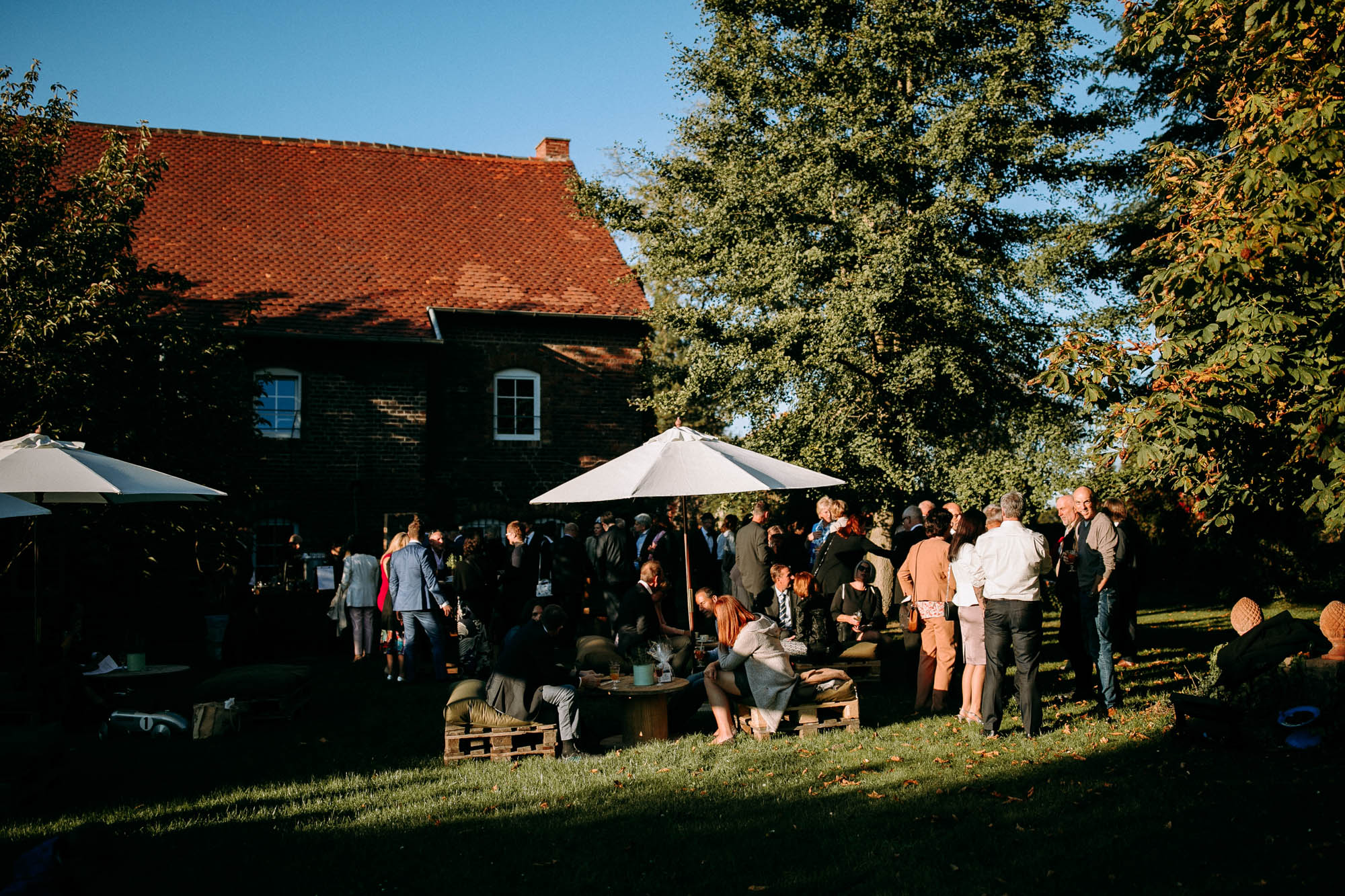 Der Kinzigheimer Hof bei Hanau ist eine naturnahe Hochzeitslocation mit historischer Tenne, Innenhof & großem Garten – individuell & entspannt.