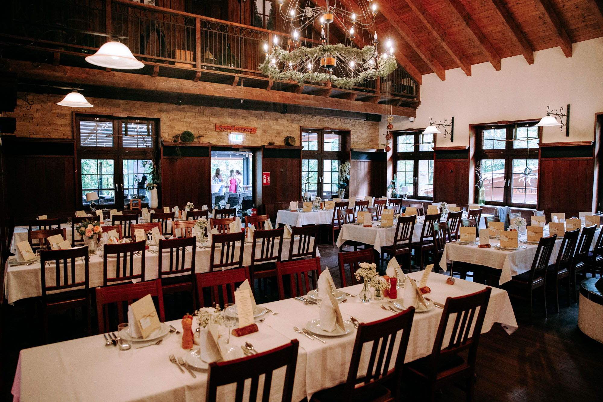 Naturnah, herzlich und voller Atmosphäre: Die Oberschweinstiege ist eine der schönsten Hochzeitslocations im Frankfurter Stadtwald.