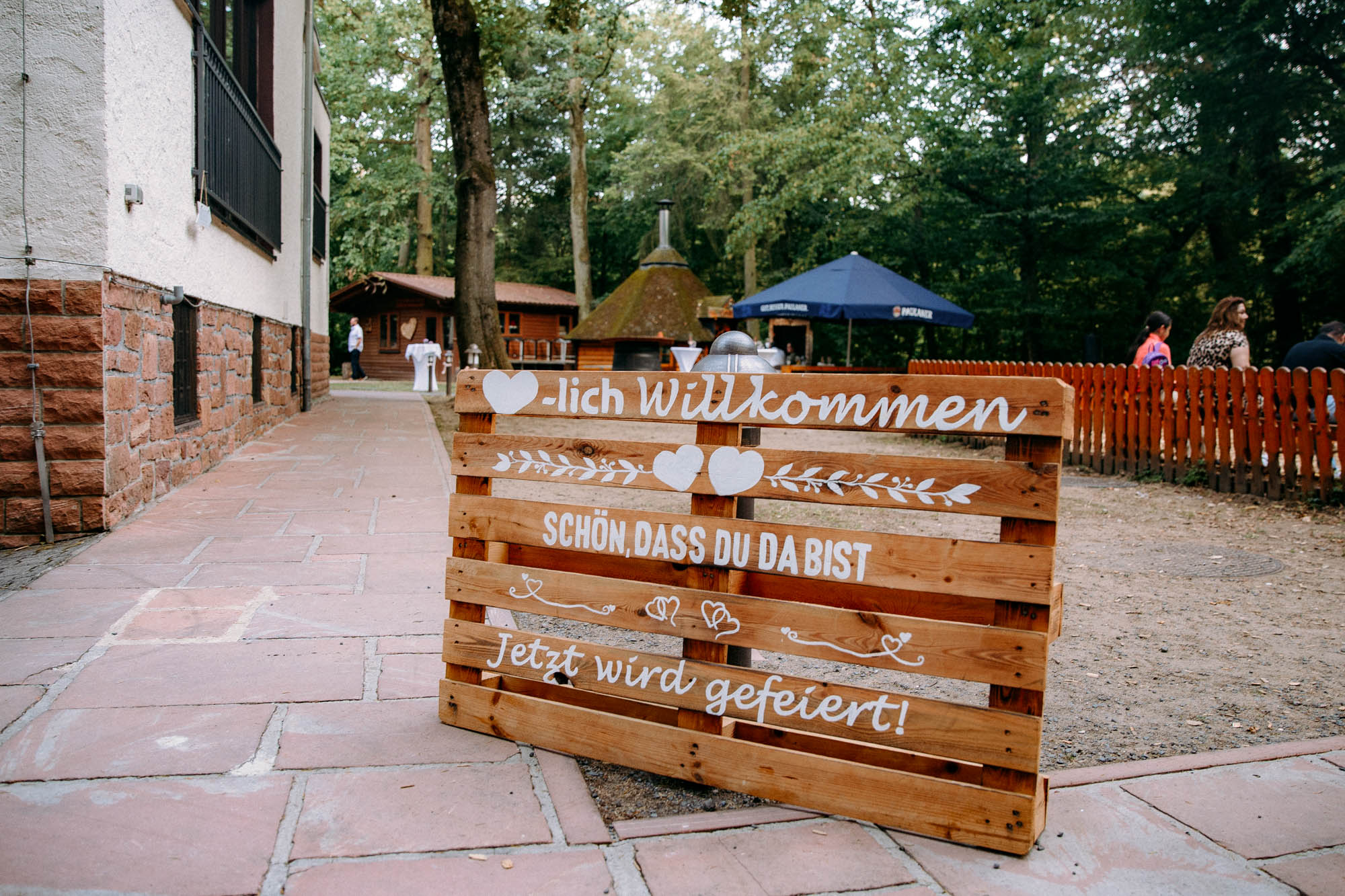 Naturnah, herzlich und voller Atmosphäre: Die Oberschweinstiege ist eine der schönsten Hochzeitslocations im Frankfurter Stadtwald.