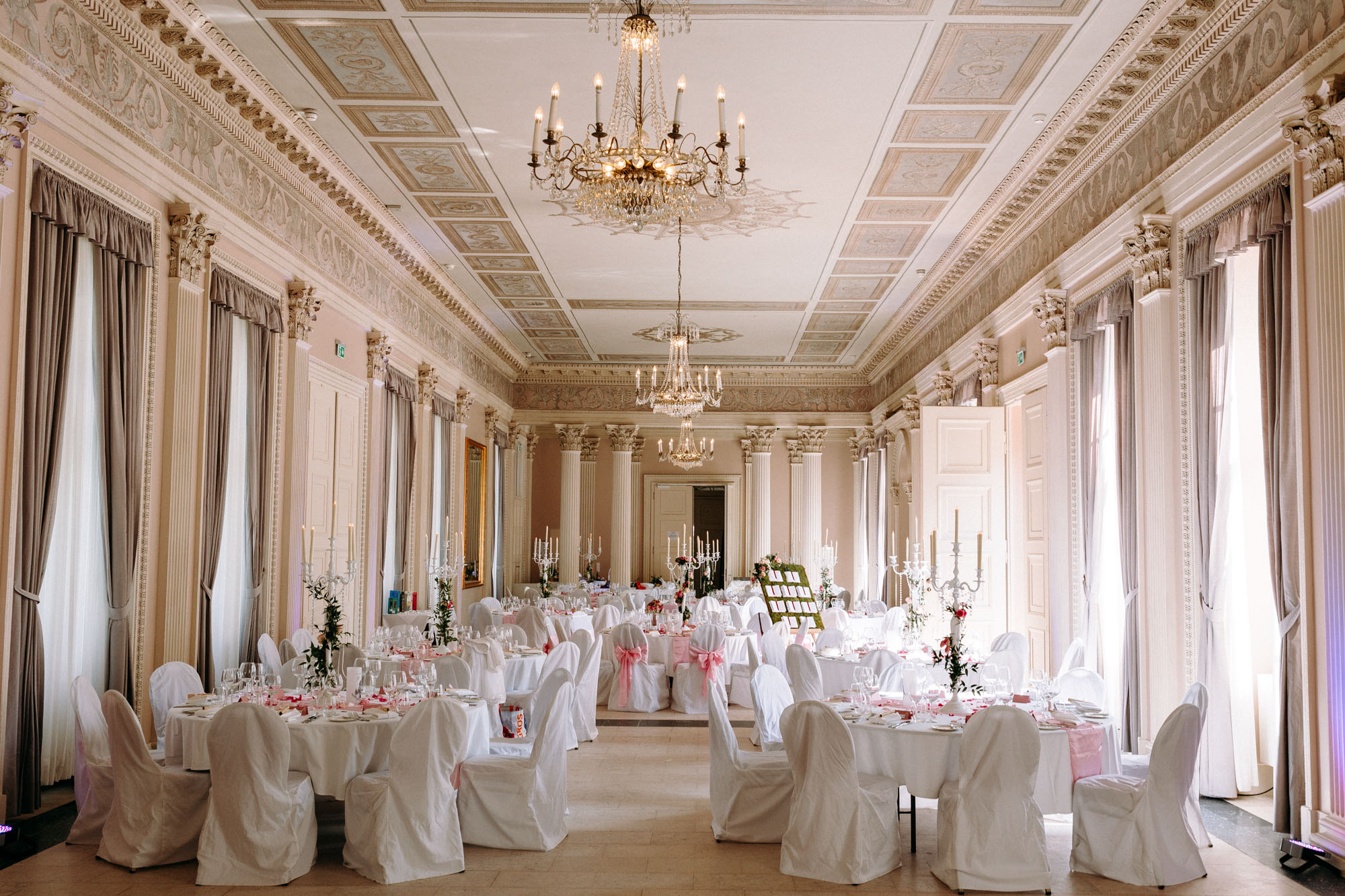 Schloss Philippsruhe in Hanau ist eine elegante Hochzeitslocation nahe Frankfurt – mit Weißem Saal, Gewölbekeller, Schlossterrasse & -garten.