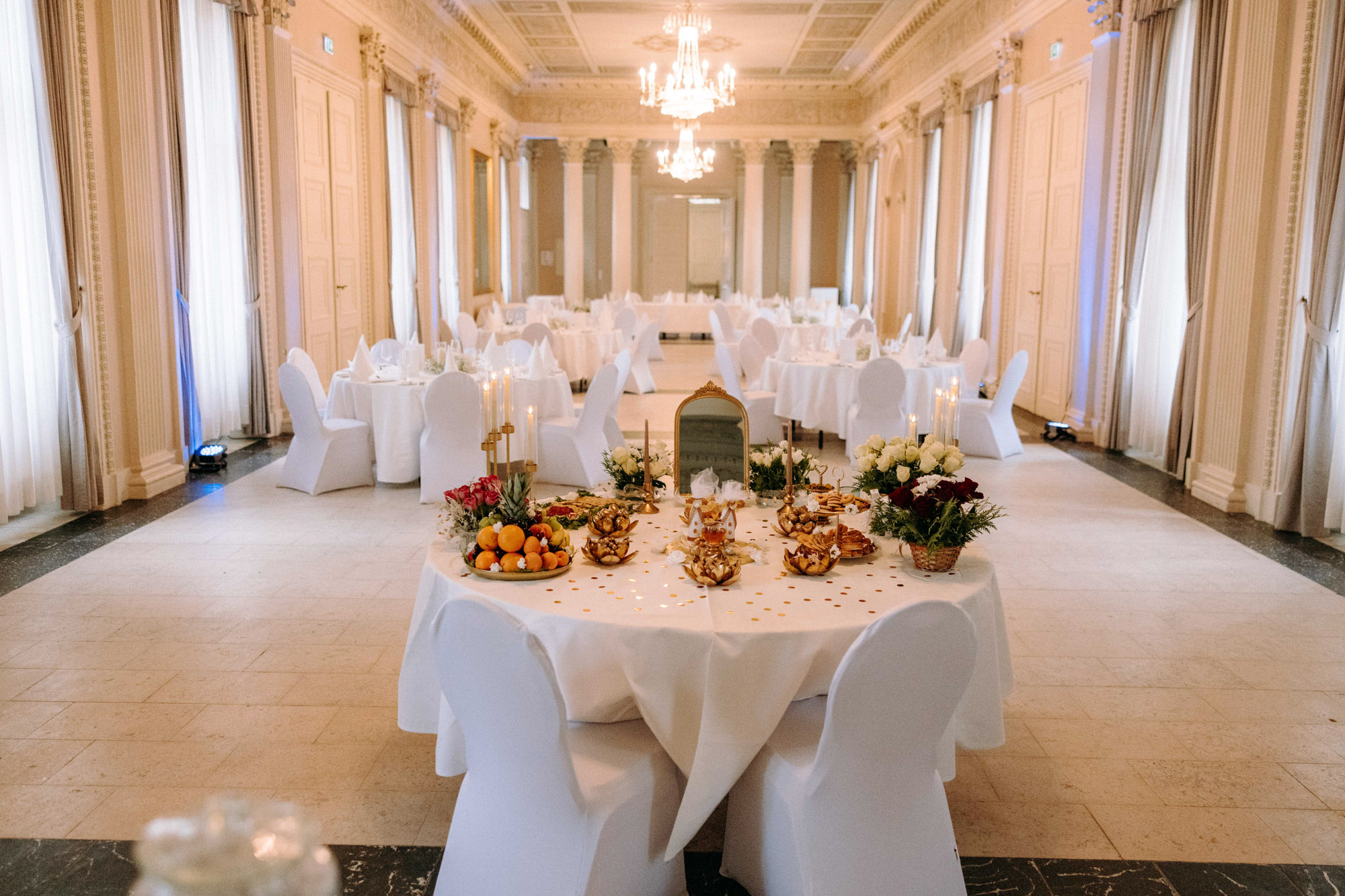 Schloss Philippsruhe in Hanau ist eine elegante Hochzeitslocation nahe Frankfurt – mit Weißem Saal, Gewölbekeller, Schlossterrasse & -garten.