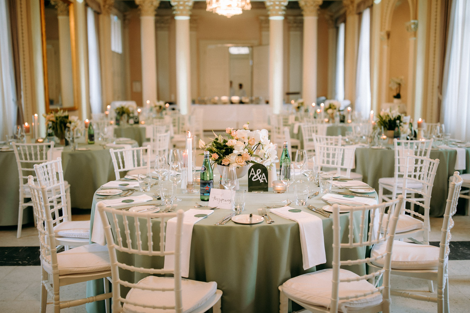 Schloss Philippsruhe in Hanau ist eine elegante Hochzeitslocation nahe Frankfurt – mit Weißem Saal, Gewölbekeller, Schlossterrasse & -garten.