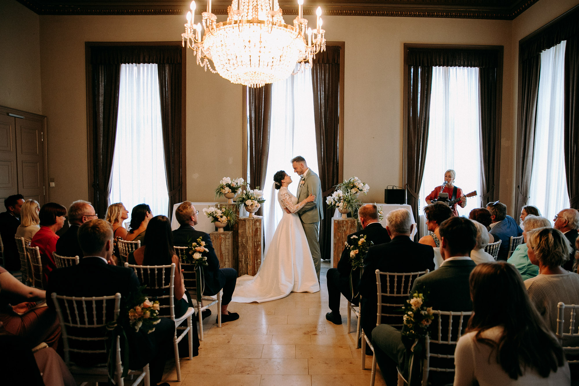 Schloss Philippsruhe in Hanau ist eine elegante Hochzeitslocation nahe Frankfurt – mit Weißem Saal, Gewölbekeller, Schlossterrasse & -garten.