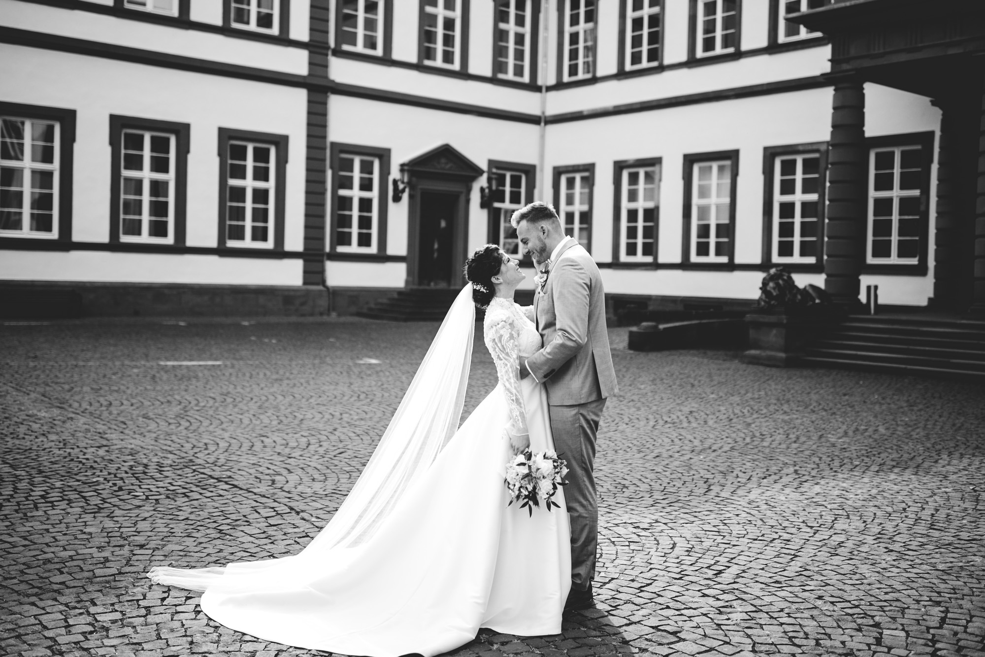 Schloss Philippsruhe in Hanau ist eine elegante Hochzeitslocation nahe Frankfurt – mit Weißem Saal, Gewölbekeller, Schlossterrasse & -garten.