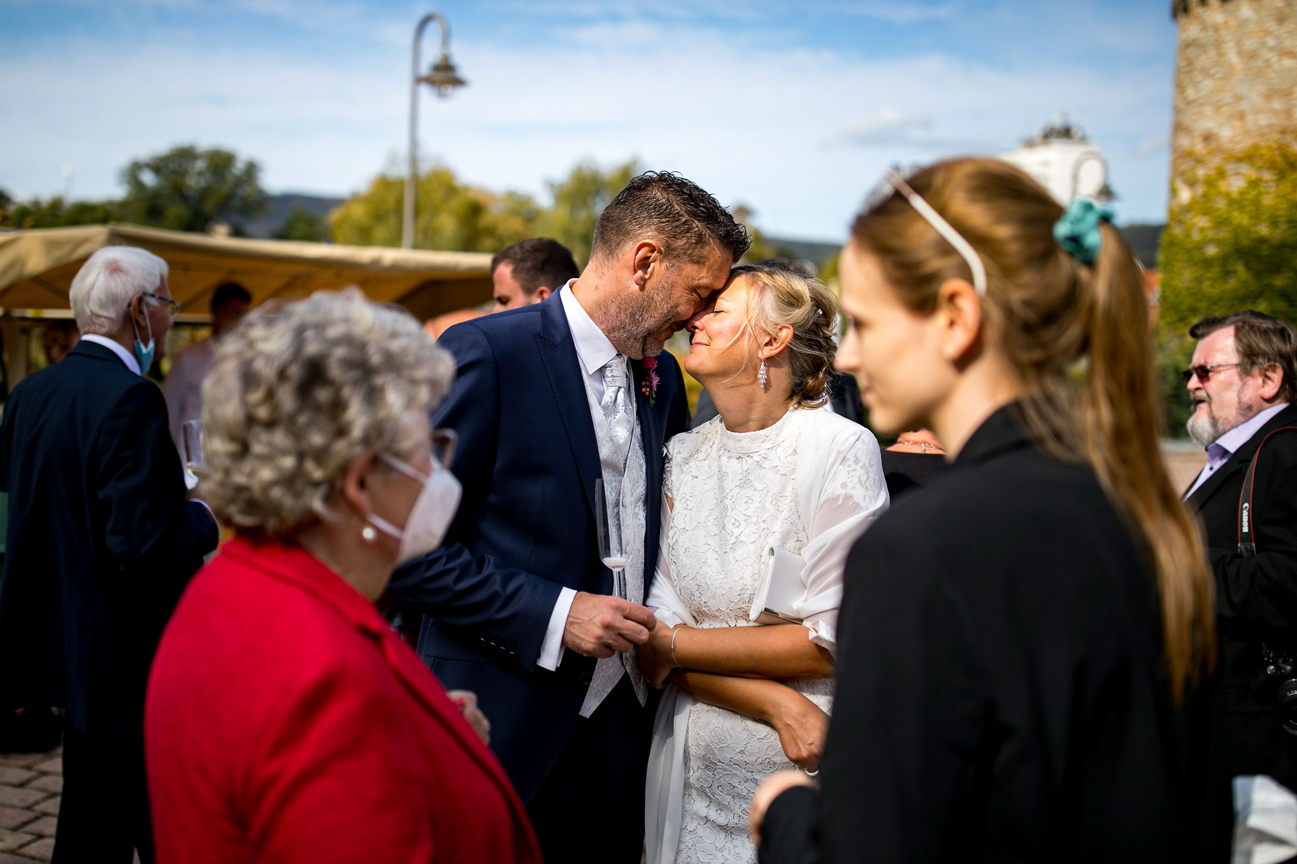 Sektempfang nach der standesamtlichen Trauung in Bad Homburg mit Blick auf das Schloss Bad Homburg.