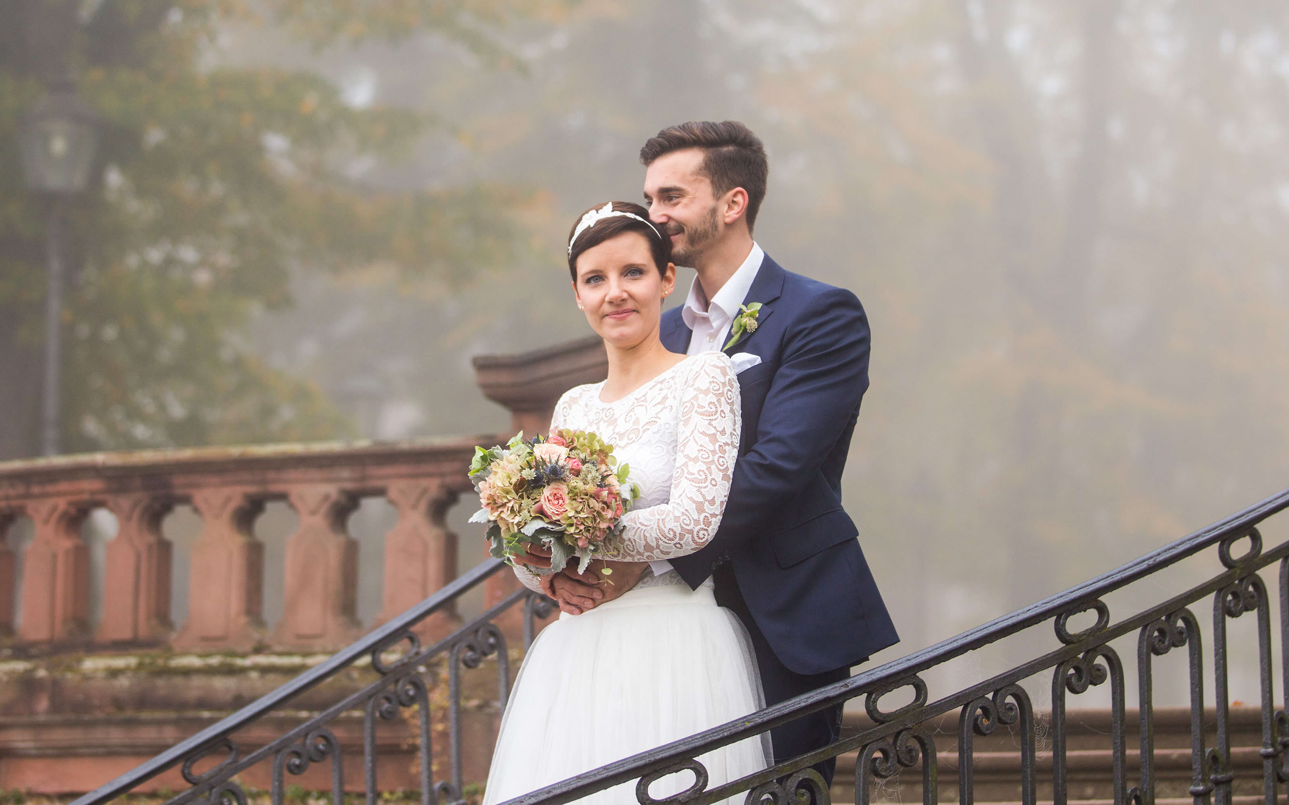 Als Hochzeitsfotograf beim Standesamt Bolongaropalast in Frankfurt-Höchst mache ich natürliche und ungestellte Hochzeitsfotos.