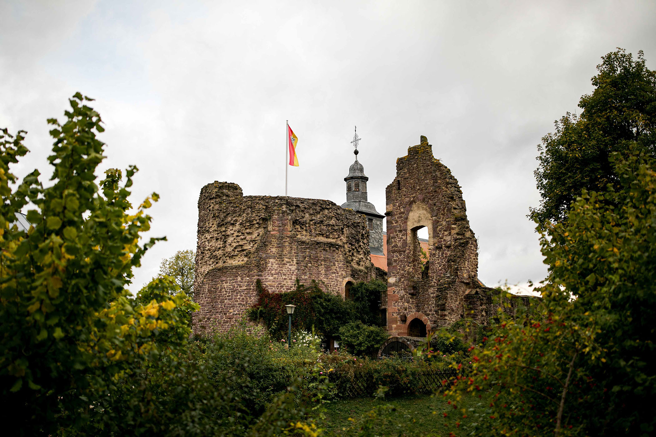Standesamt Burg Hayn in Dreieich Ihr wollt in einer Burg heiraten? Dann ist die Burg Hayn in Dreieich der perfekte Ort für eure standesamtliche Trauung.