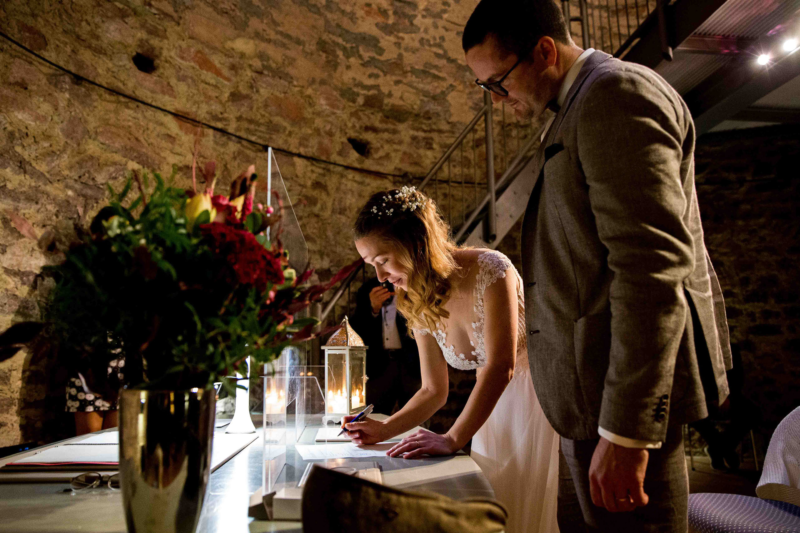 Hochzeitsfotograf im Standesamt Dreieich - Burg Hayn Das Brautpaar bei der standesamtlichen Trauung in der Burg Hayn in Dreieich.