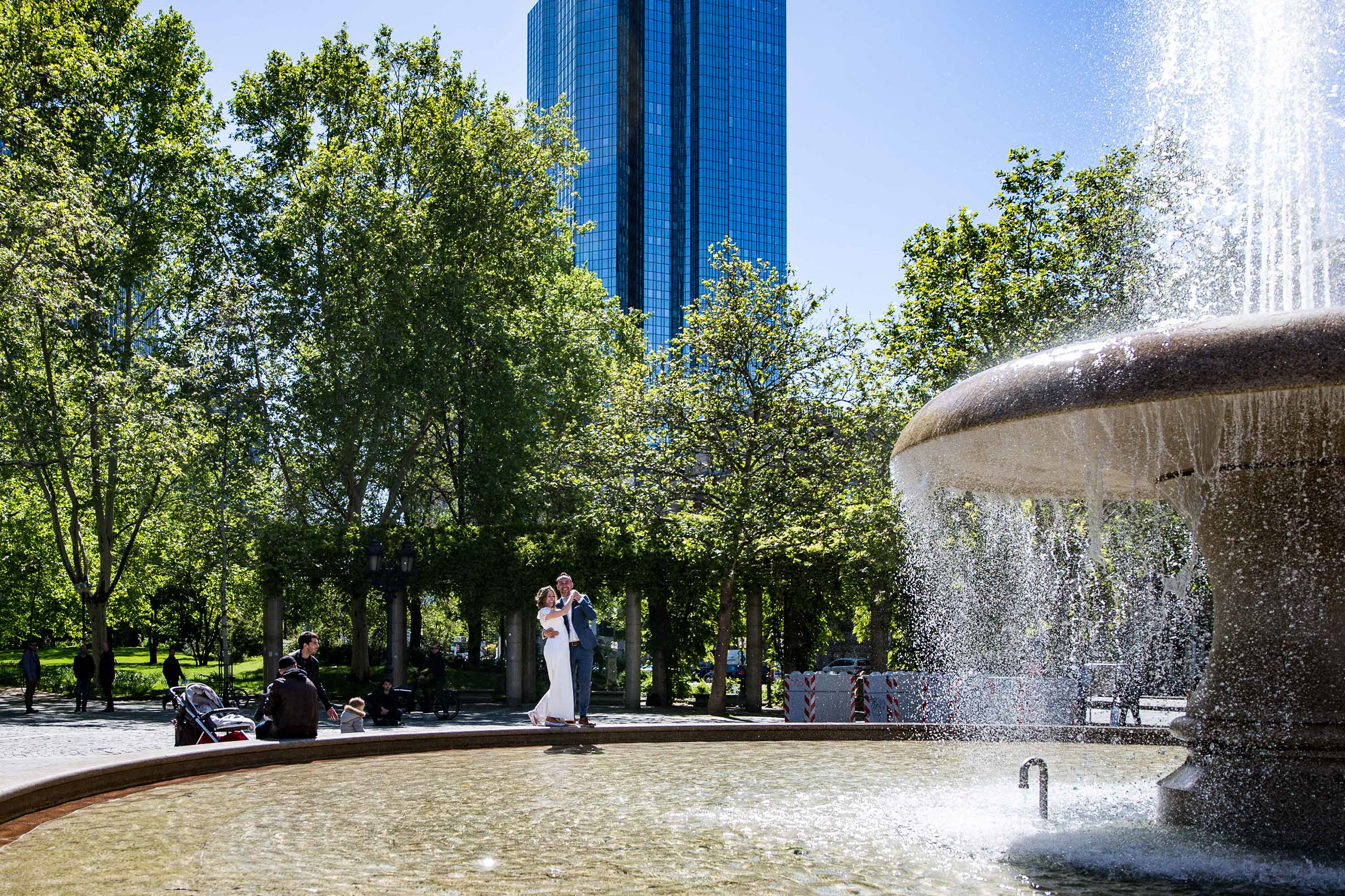 Das Brautpaar macht ein Brautpaarshooting in der City von Frankfurt für natürliche Hochzeitsfotos.