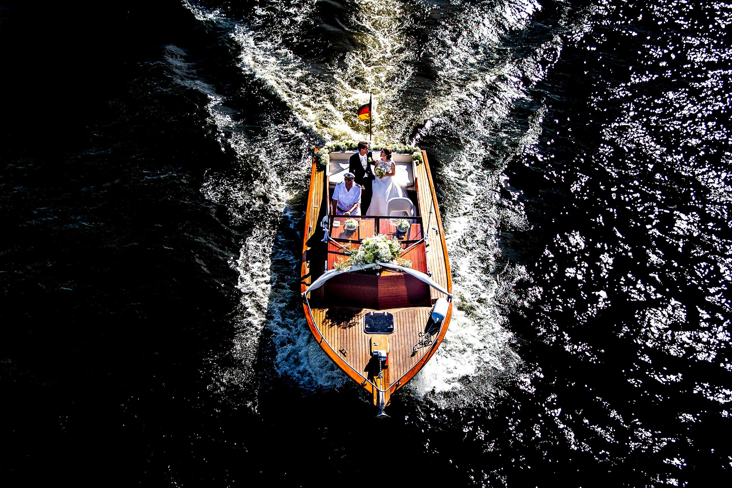 Das Brautpaar auf einem Boot am Hochzeitstag. Eine tolle Idee für die standesamtliche Trauung in Frankfurt.