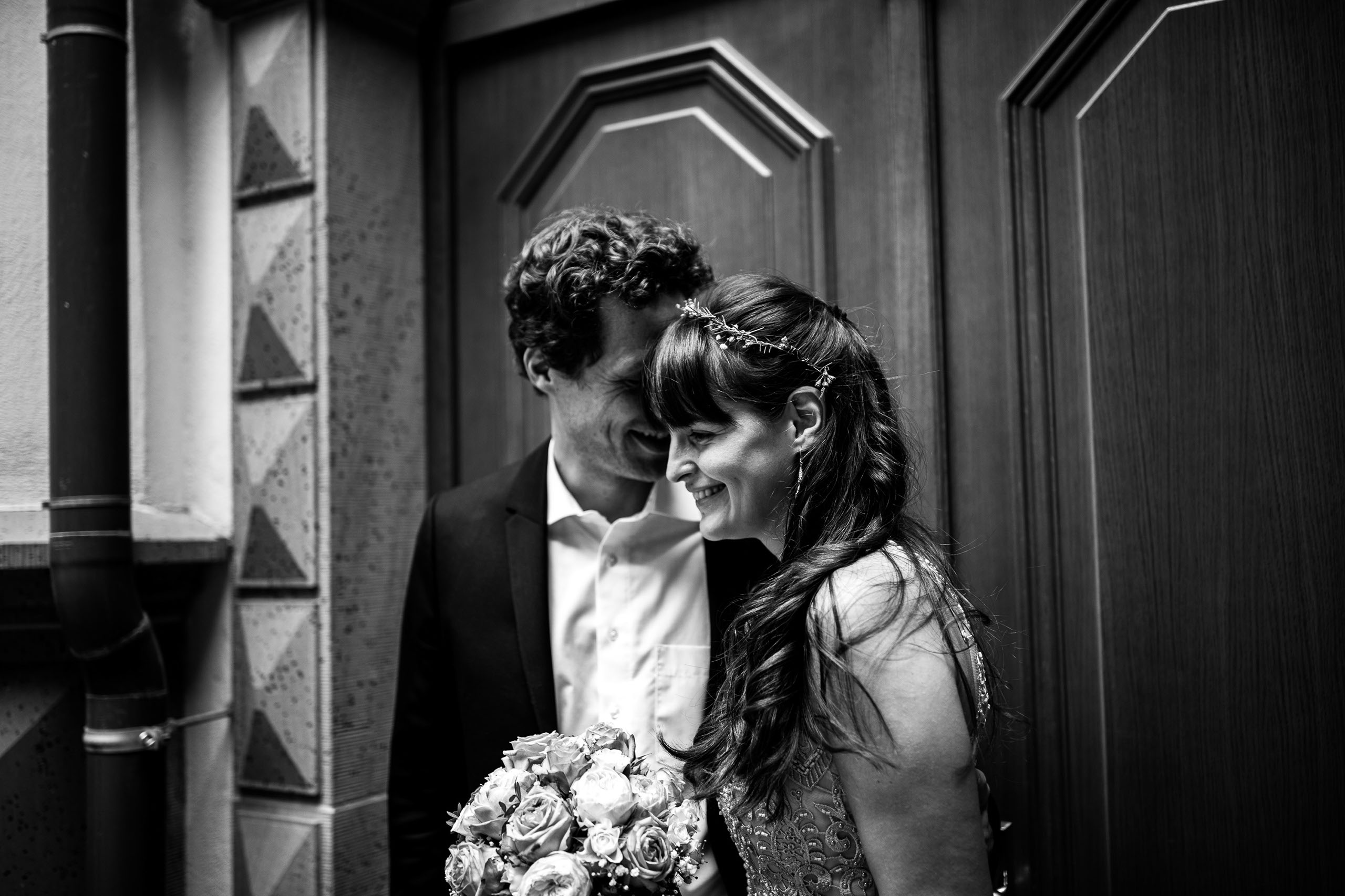 Hochzeitsfotos in schwarz und weiß nach der standesamtlichen Trauung im Römer Frankfurt.