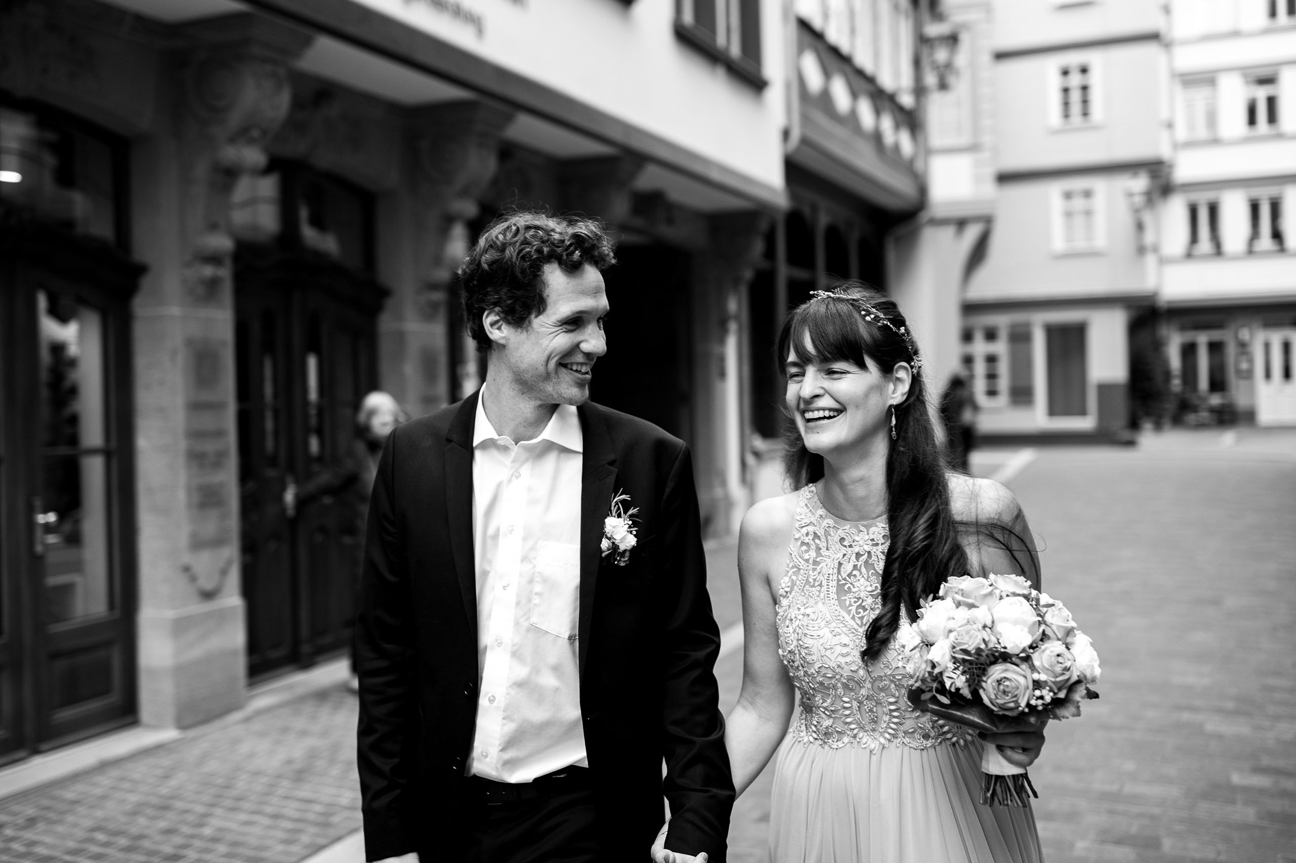 Hochzeitsfotos in der Altstadt nach der standesamtlichen Trauung im Römer Frankfurt.