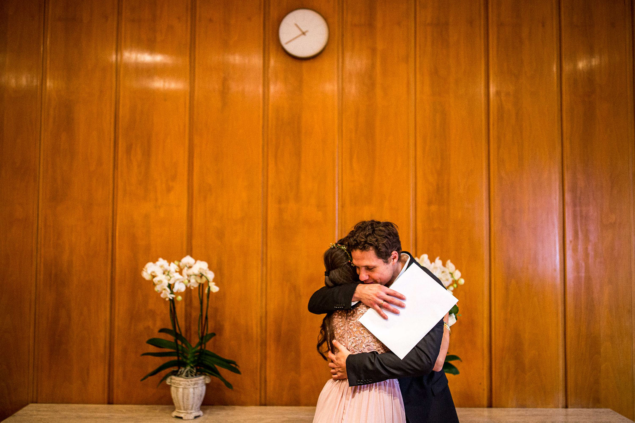 Das Brautpaar umarmt sich bei der standesamtlichen Trauung im Frankfurter Römer.